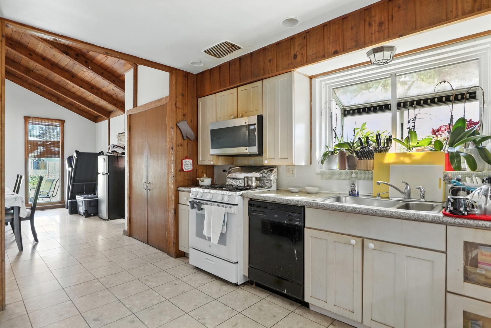 Lincolnwood, Illinois, 60712, United States, 3 Bedrooms Bedrooms, ,2 BathroomsBathrooms,Residential,For Sale,1951315