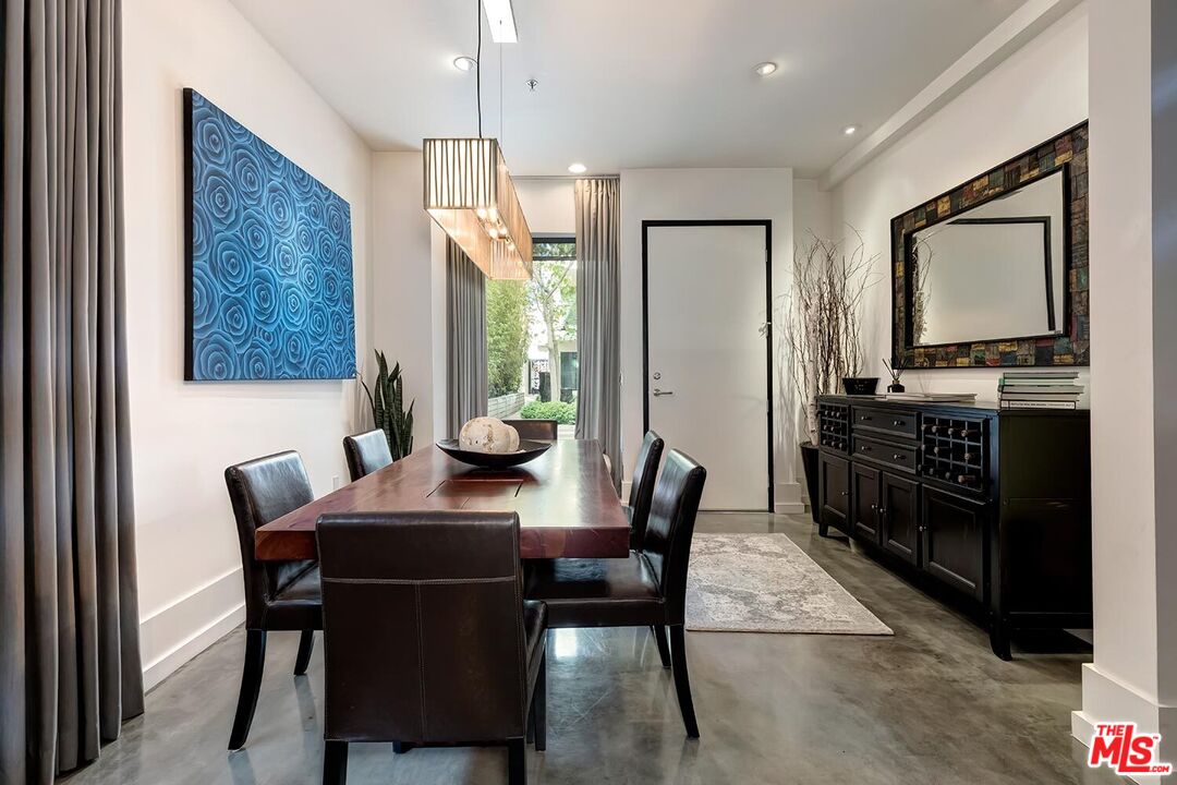 West Hollywood, California, 90069, United States, 2 Bedrooms Bedrooms, ,2 BathroomsBathrooms,Residential,For Sale,1760061