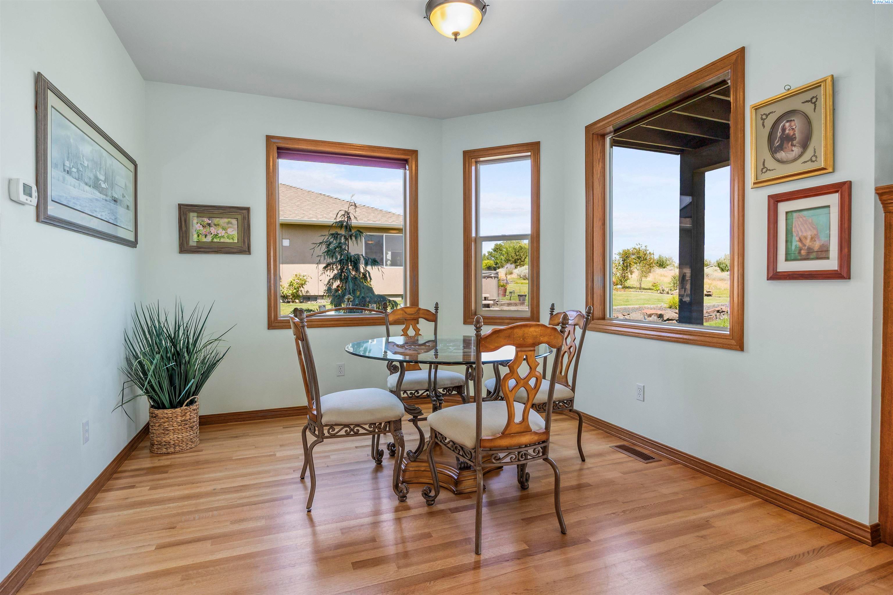 Richland, Washington, 99354, United States, 4 Bedrooms Bedrooms, ,3 BathroomsBathrooms,Residential,For Sale,1980969