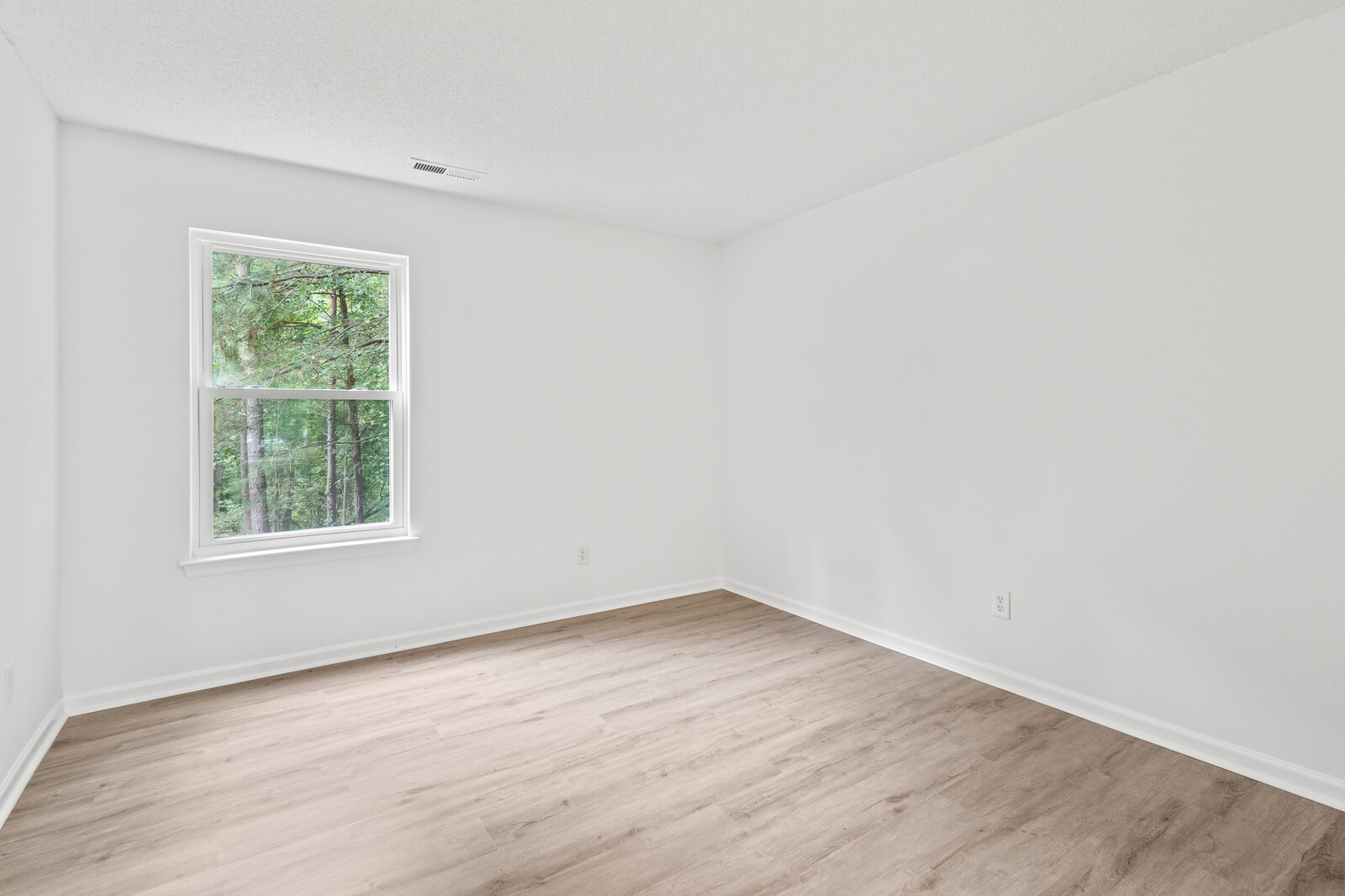 Newport News, Virginia, 23602-8360, United States, 5 Bedrooms Bedrooms, ,3 BathroomsBathrooms,Residential,For Sale,1938191