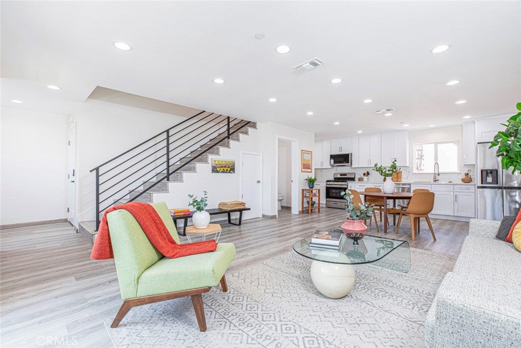 Los Angeles, California, 90027, United States, ,Residential,For Sale,1938959