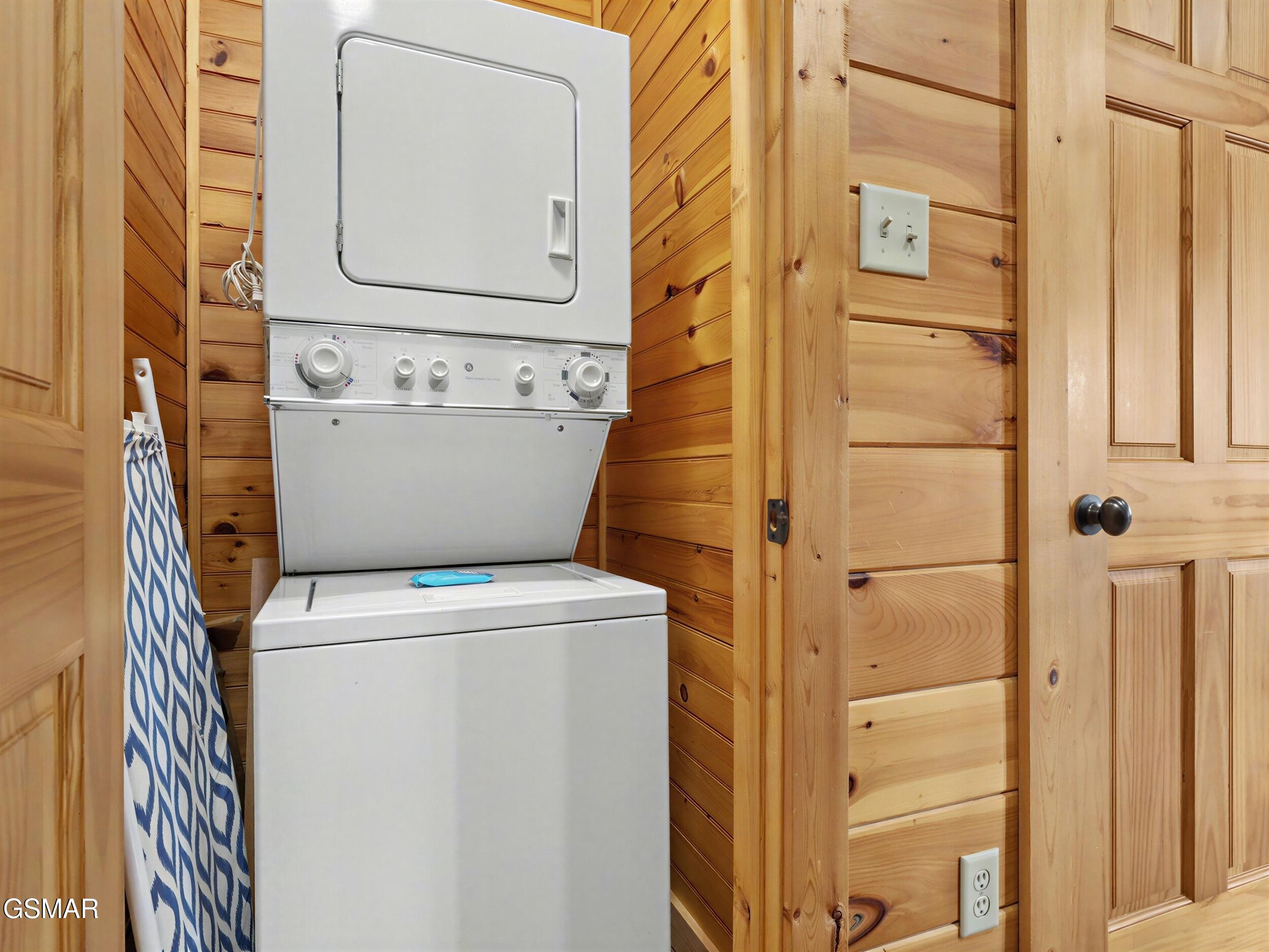 Gatlinburg, Tennessee, 37738, United States, 2 Bedrooms Bedrooms, ,3 BathroomsBathrooms,Residential,For Sale,2024380