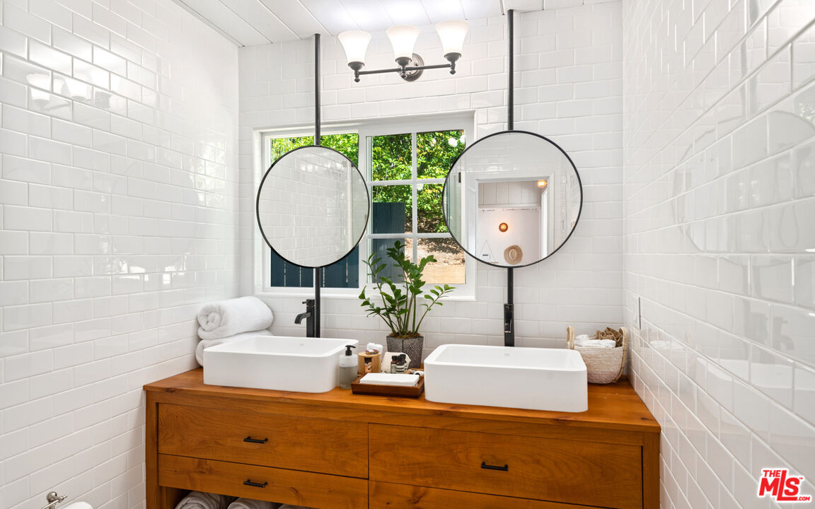 Malibu, California, 90265, United States, 3 Bedrooms Bedrooms, ,2 BathroomsBathrooms,Residential,For Sale,1992051