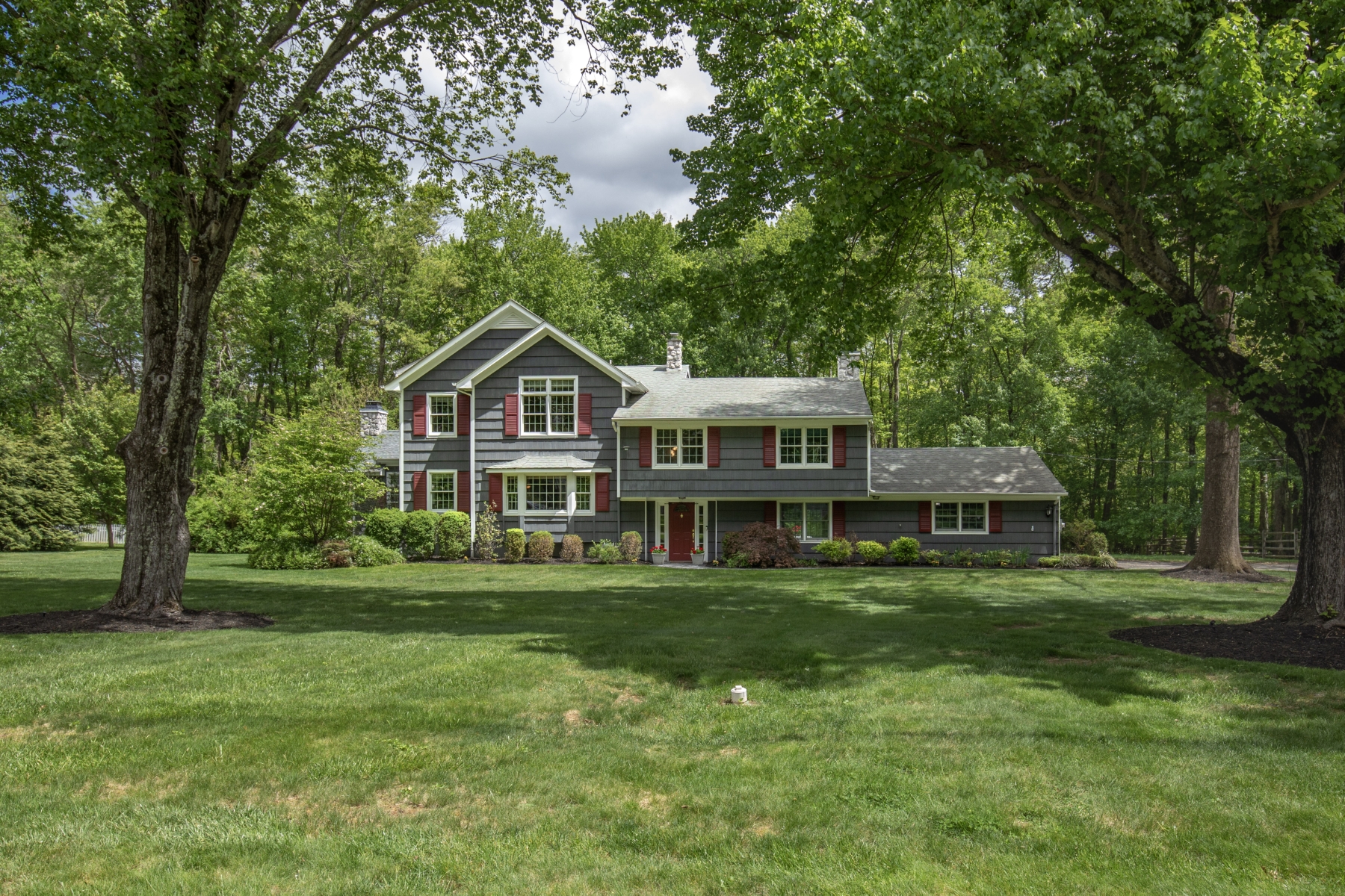 Expanded and Beautifully Maintained Custom Split Level Home - 物件實景