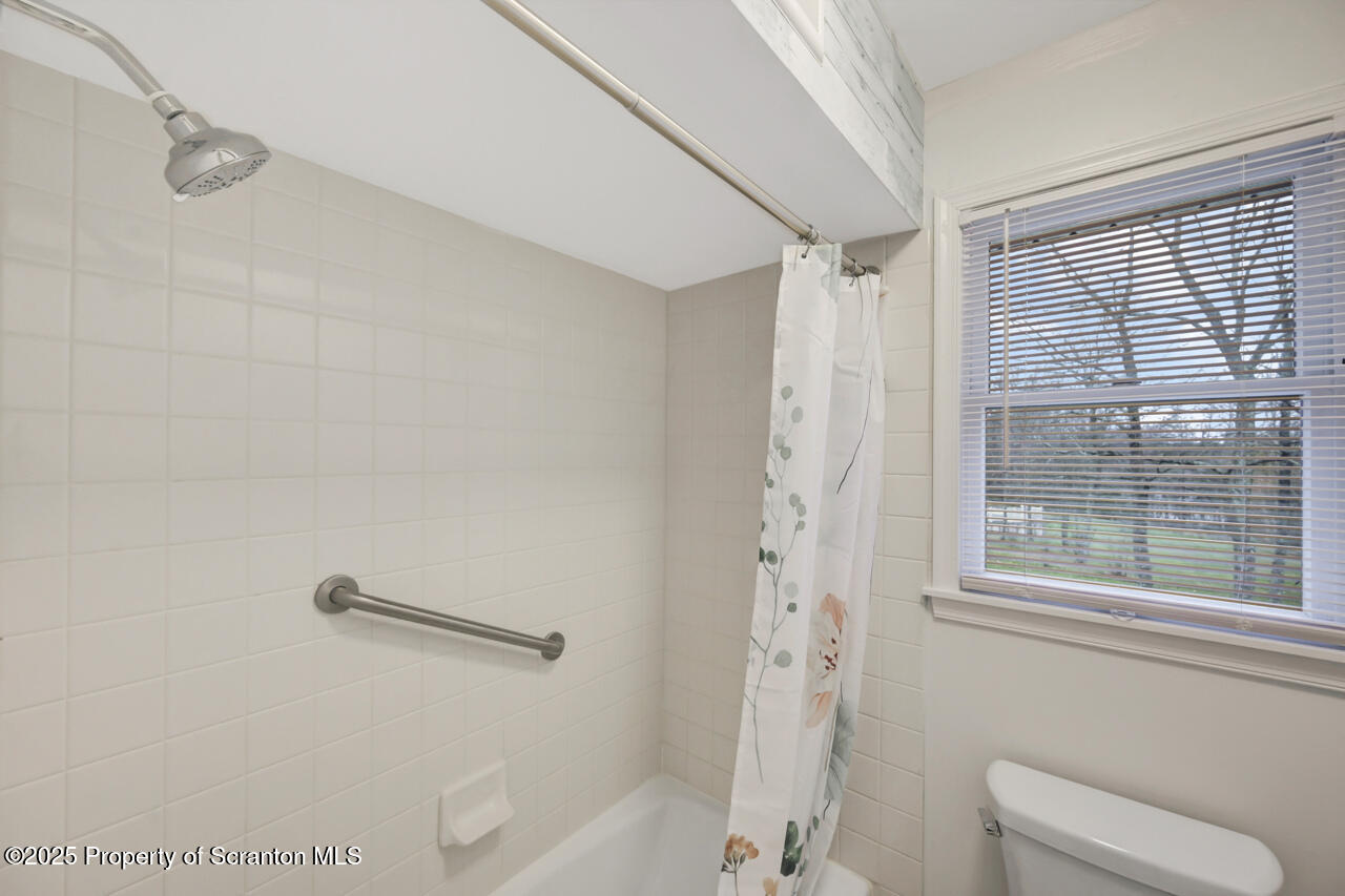 Moscow, Pennsylvania, 18444, United States, 4 Bedrooms Bedrooms, ,3 BathroomsBathrooms,Residential,For Sale,1999733