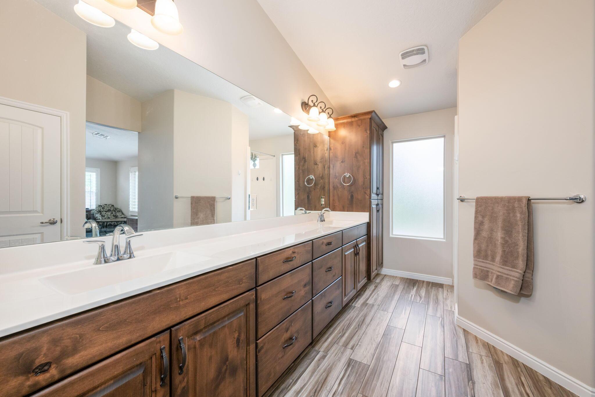 Washington, Utah, 84780, United States, 3 Bedrooms Bedrooms, ,4 BathroomsBathrooms,Residential,For Sale,1995130