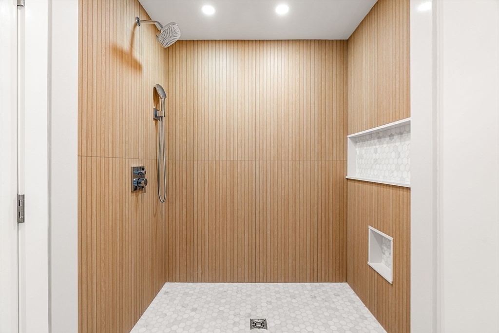 Natick, Massachusetts, 01760, United States, 5 Bedrooms Bedrooms, ,6 BathroomsBathrooms,Residential,For Sale,1901321