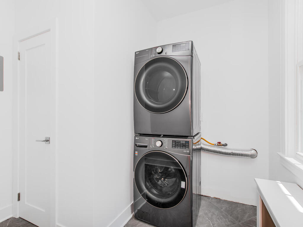 Yonkers, New York, 10701, United States, 6 Bedrooms Bedrooms, ,3 BathroomsBathrooms,Residential,For Sale,1904249