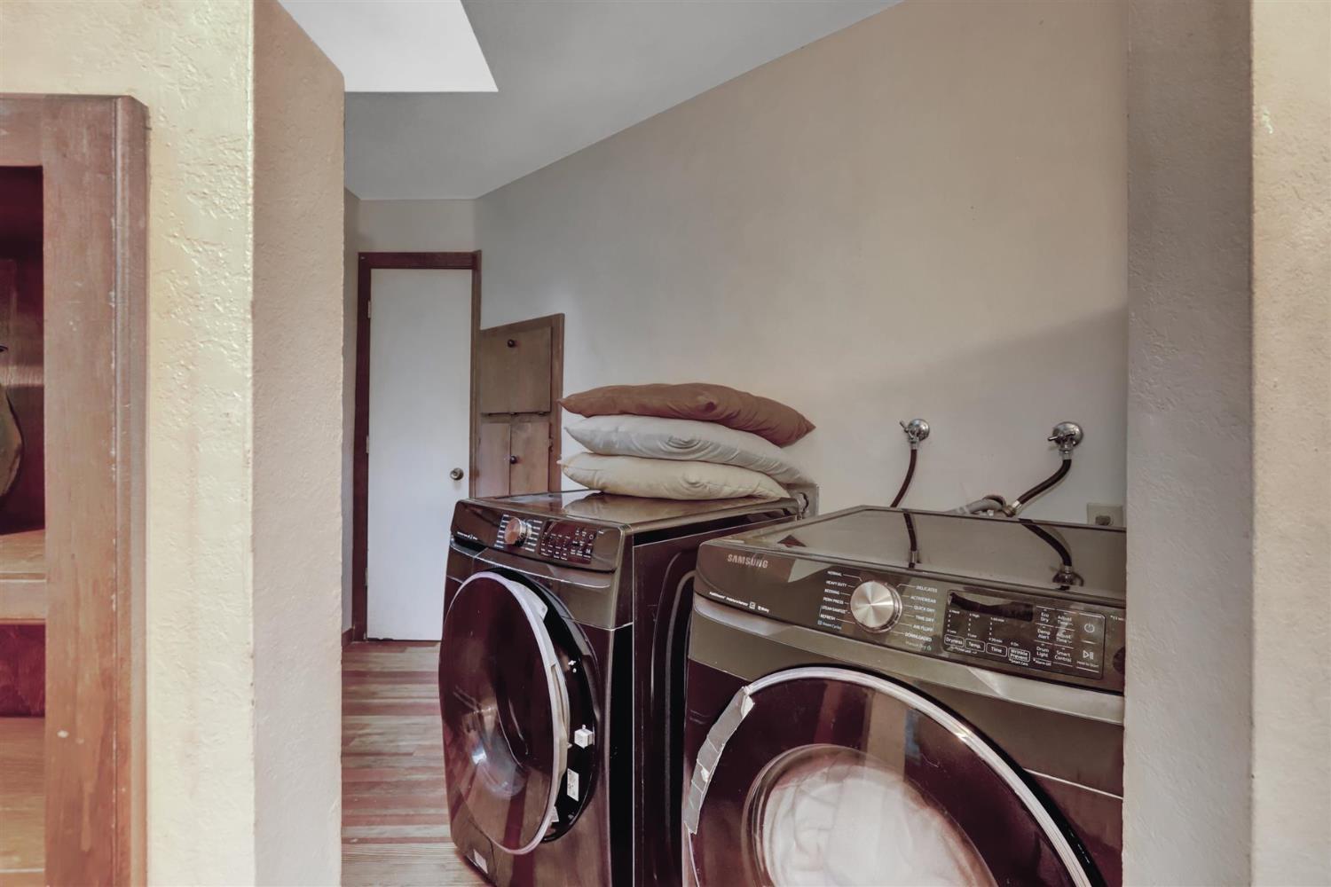 Nevada City, California, 95959, United States, 6 Bedrooms Bedrooms, ,5 BathroomsBathrooms,Residential,For Sale,1997761