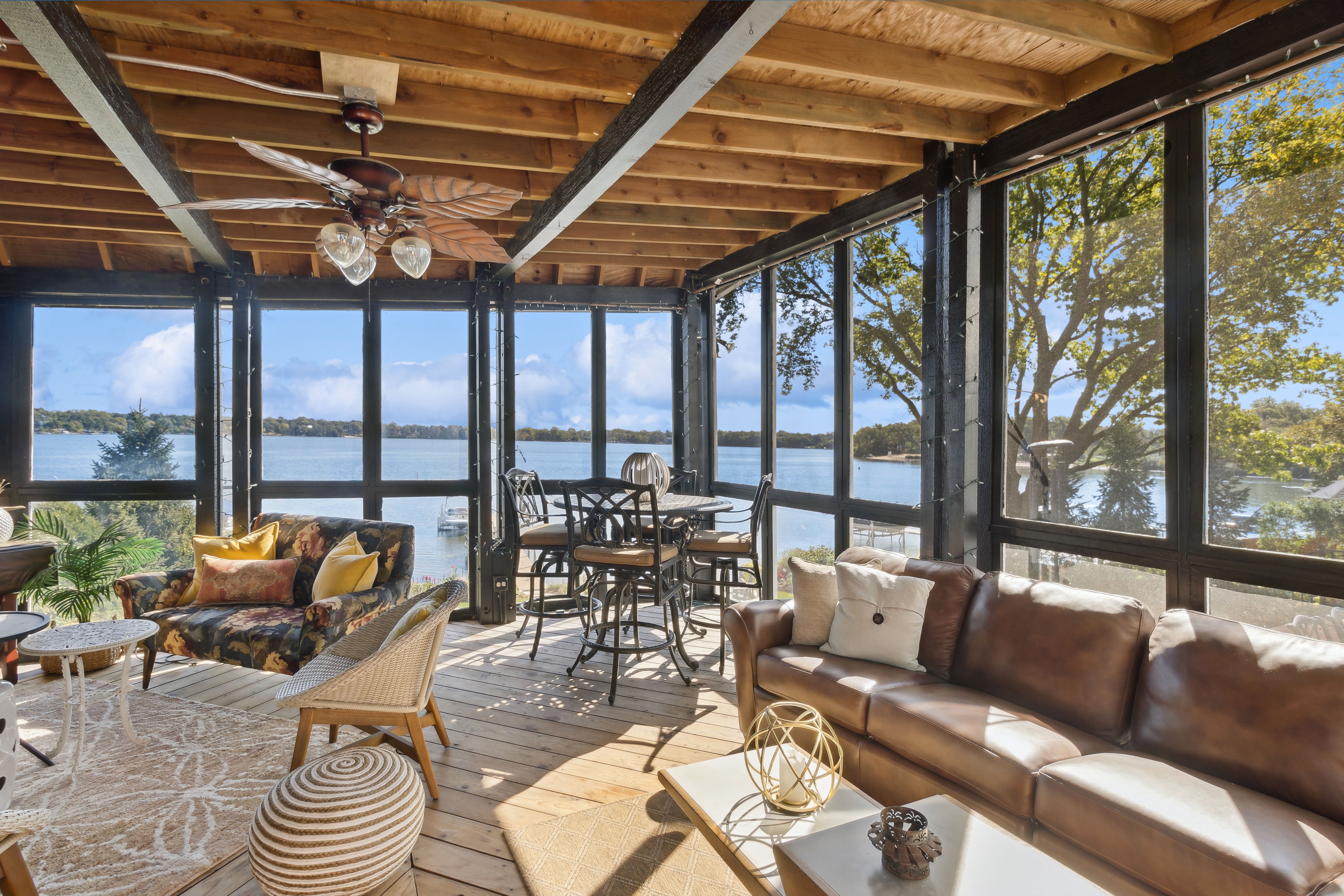  Experience the Uultimate Lakefront Lifestyle in this Legacy Home - 物件實景
