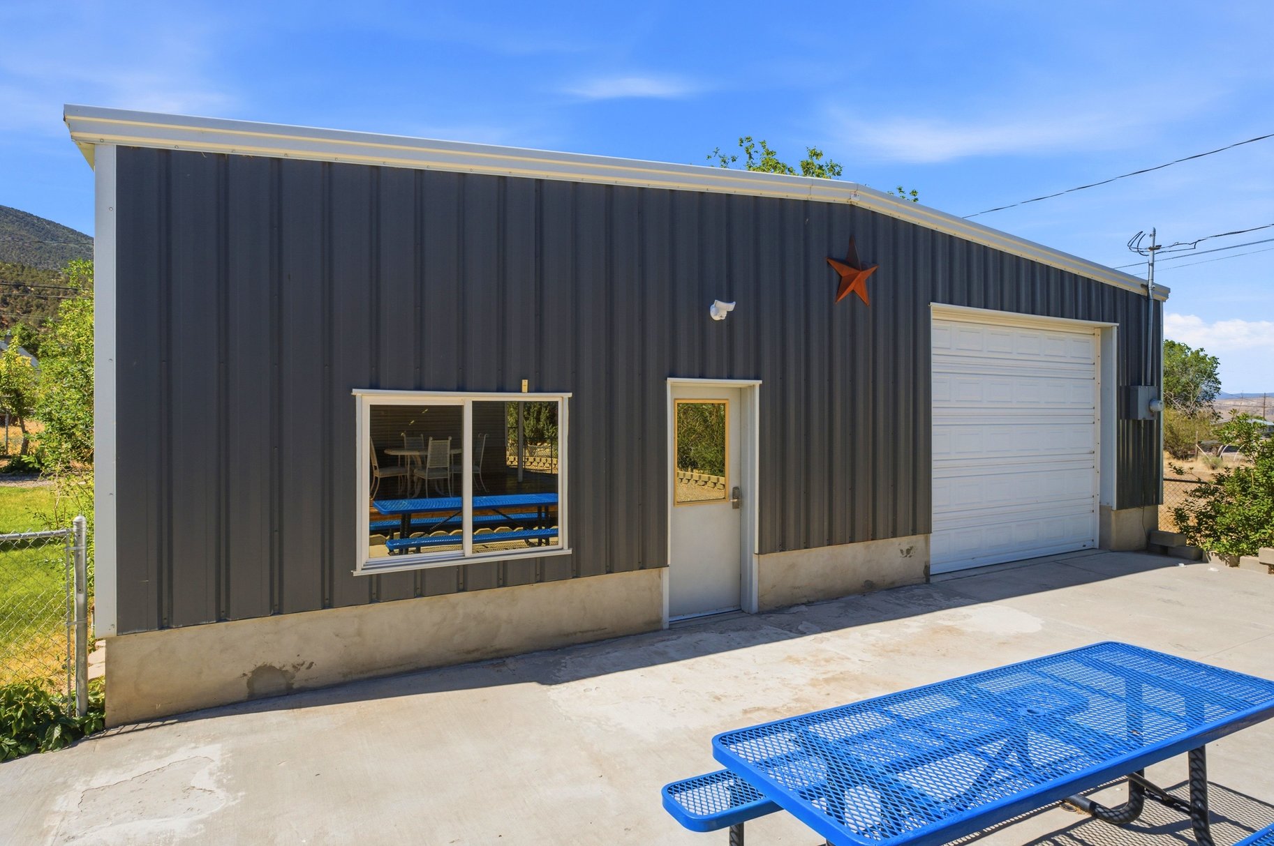  Custom Home with a 2400 Square Foot Shop with Plumbing and Electricity - 物件實景