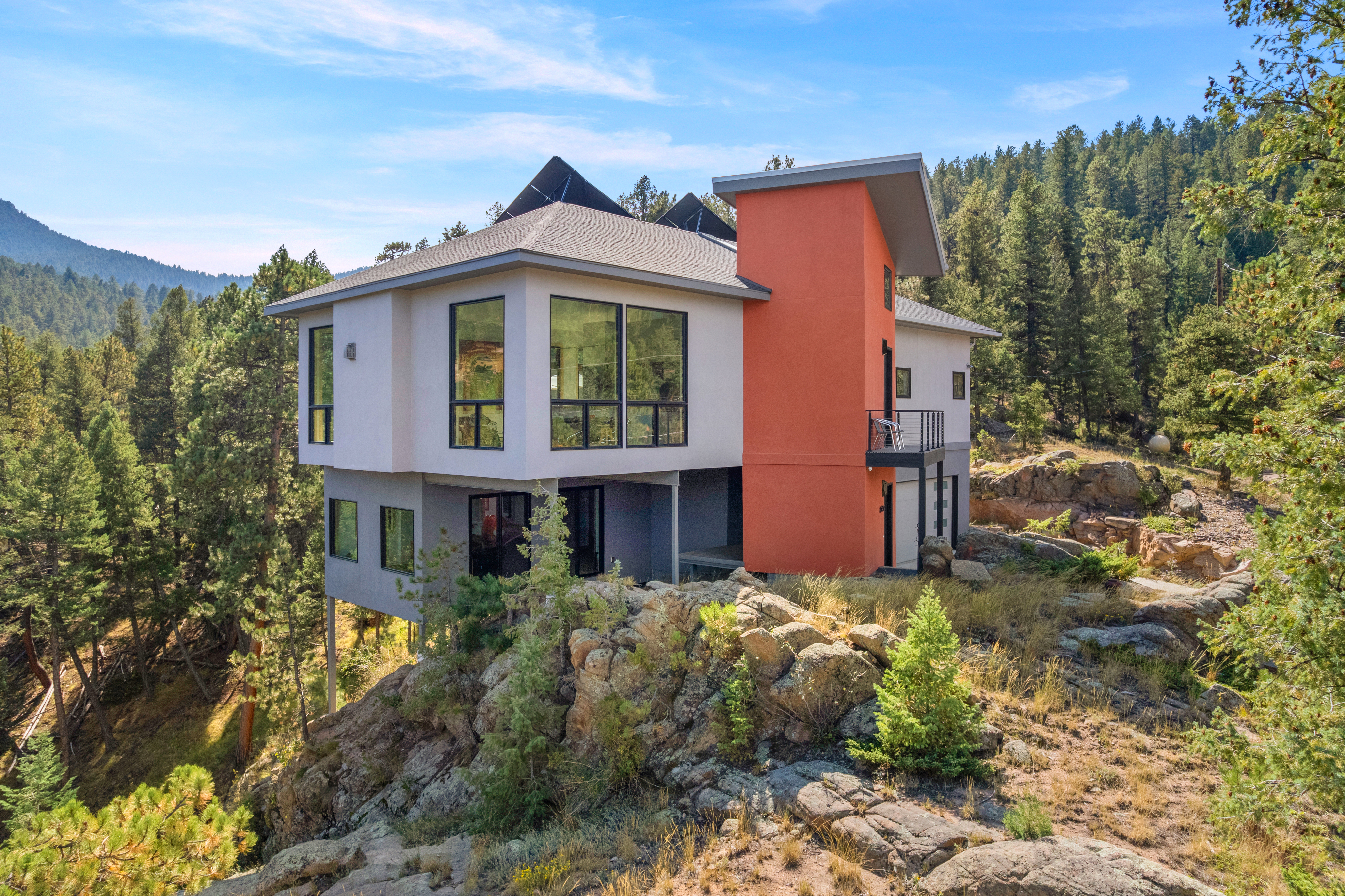  Modern Mountain Residence with Dramatic Architecture - 物件實景