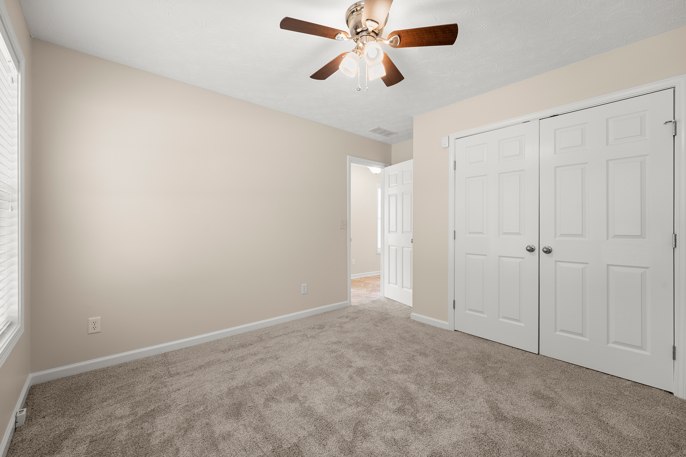 Immaculately Maintained, Brick-Front, Step-Less Ranch Home - 物件實景