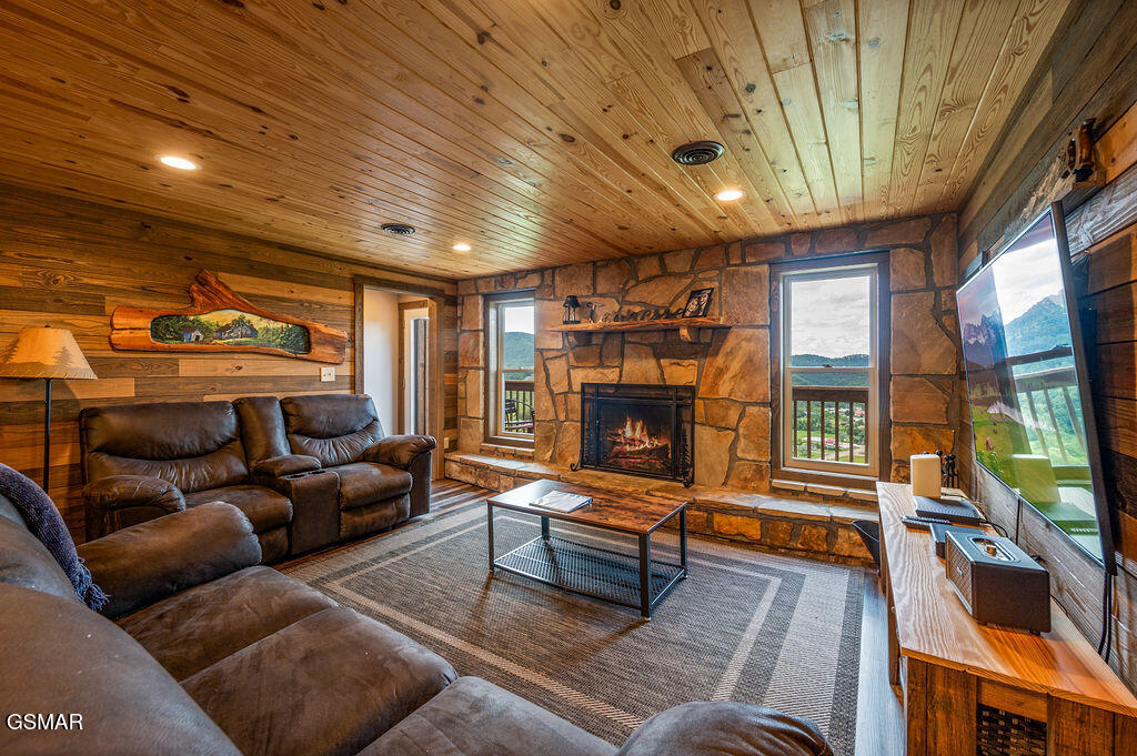 Sevierville, Tennessee, 37876, United States, 4 Bedrooms Bedrooms, ,6 BathroomsBathrooms,Residential,For Sale,2008845