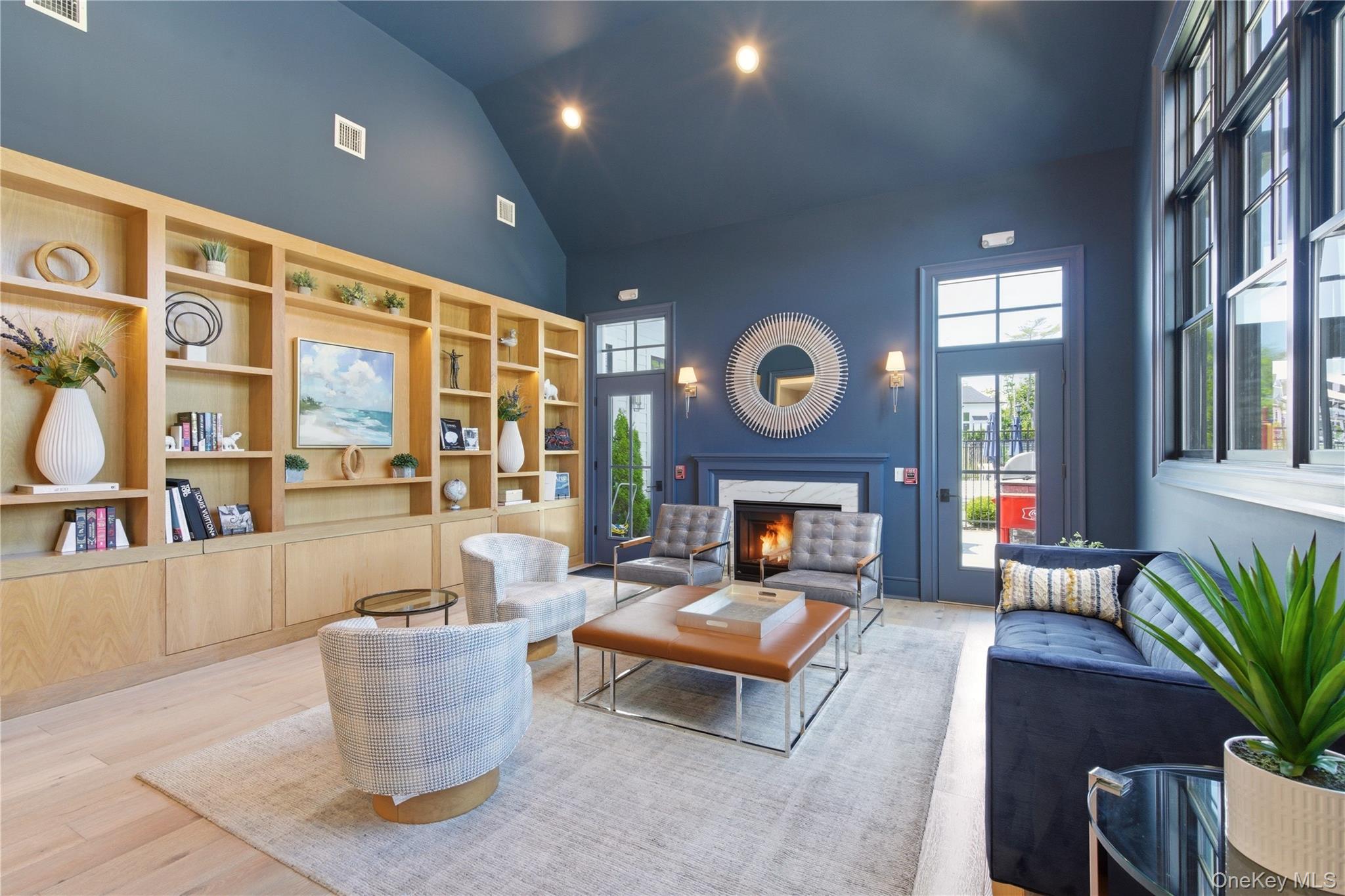  102 Three Ponds Lane E, Woodbury, NY, 11797 - 物件實景
