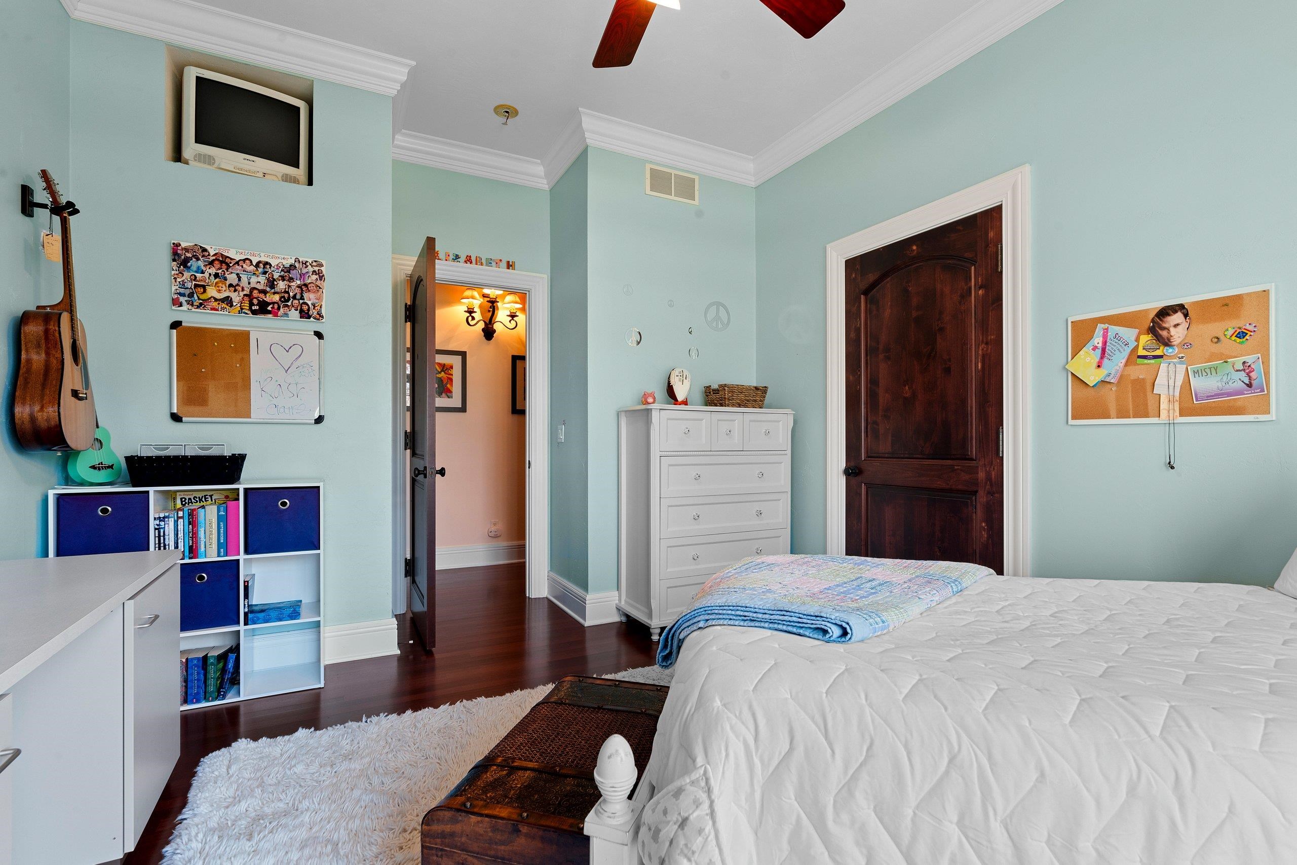 MENASHA, Wisconsin, 54952, United States, 6 Bedrooms Bedrooms, ,5 BathroomsBathrooms,Residential,For Sale,1994548