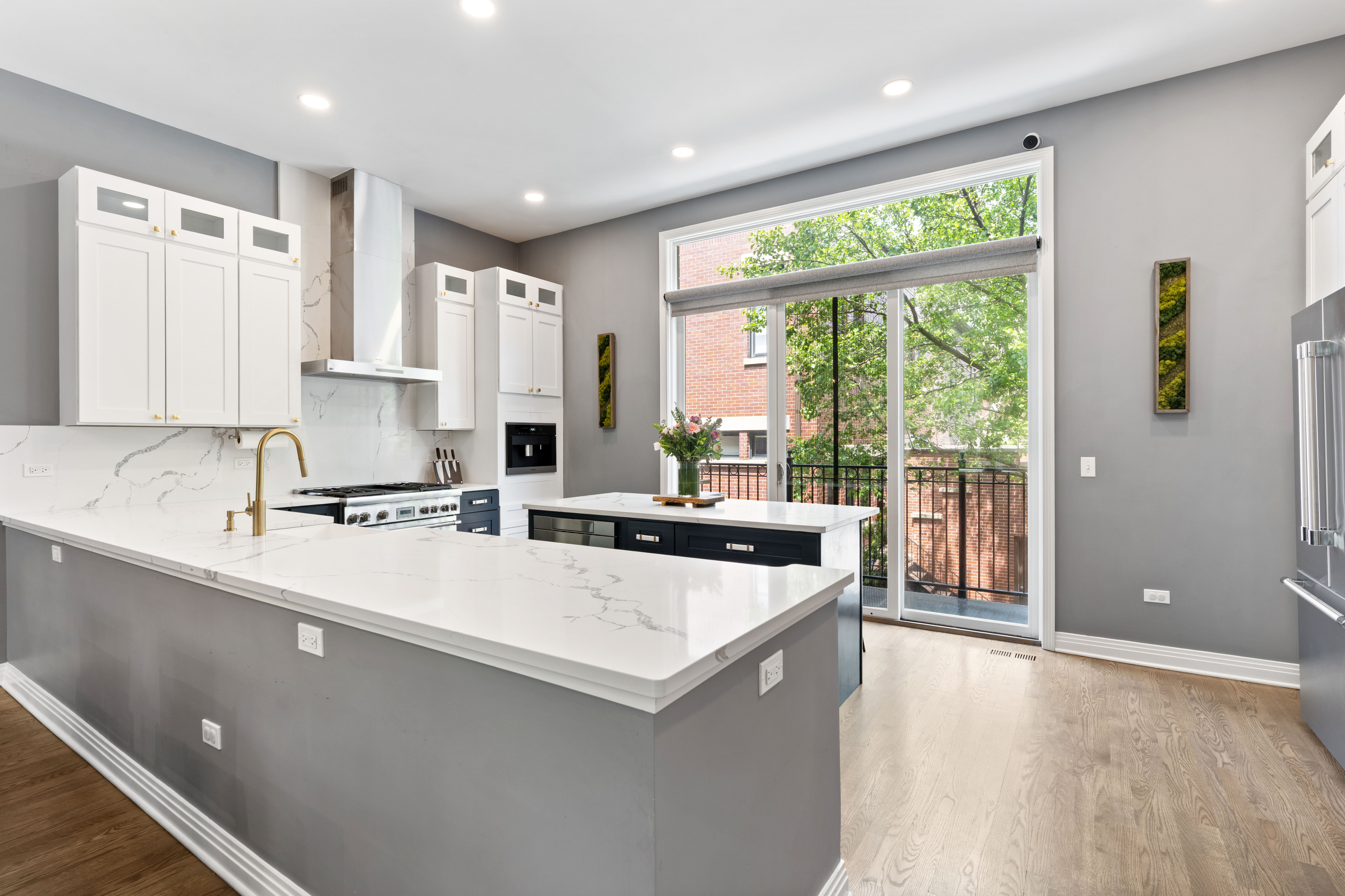  All Brick Townhome that Lives like a Single-family Home - 物件實景