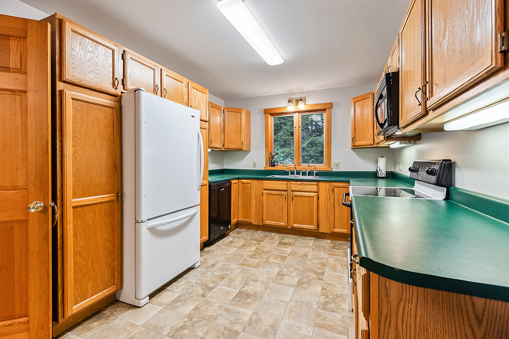 Rome, Maine, 04963, United States, 4 Bedrooms Bedrooms, ,2 BathroomsBathrooms,Residential,For Sale,1948503