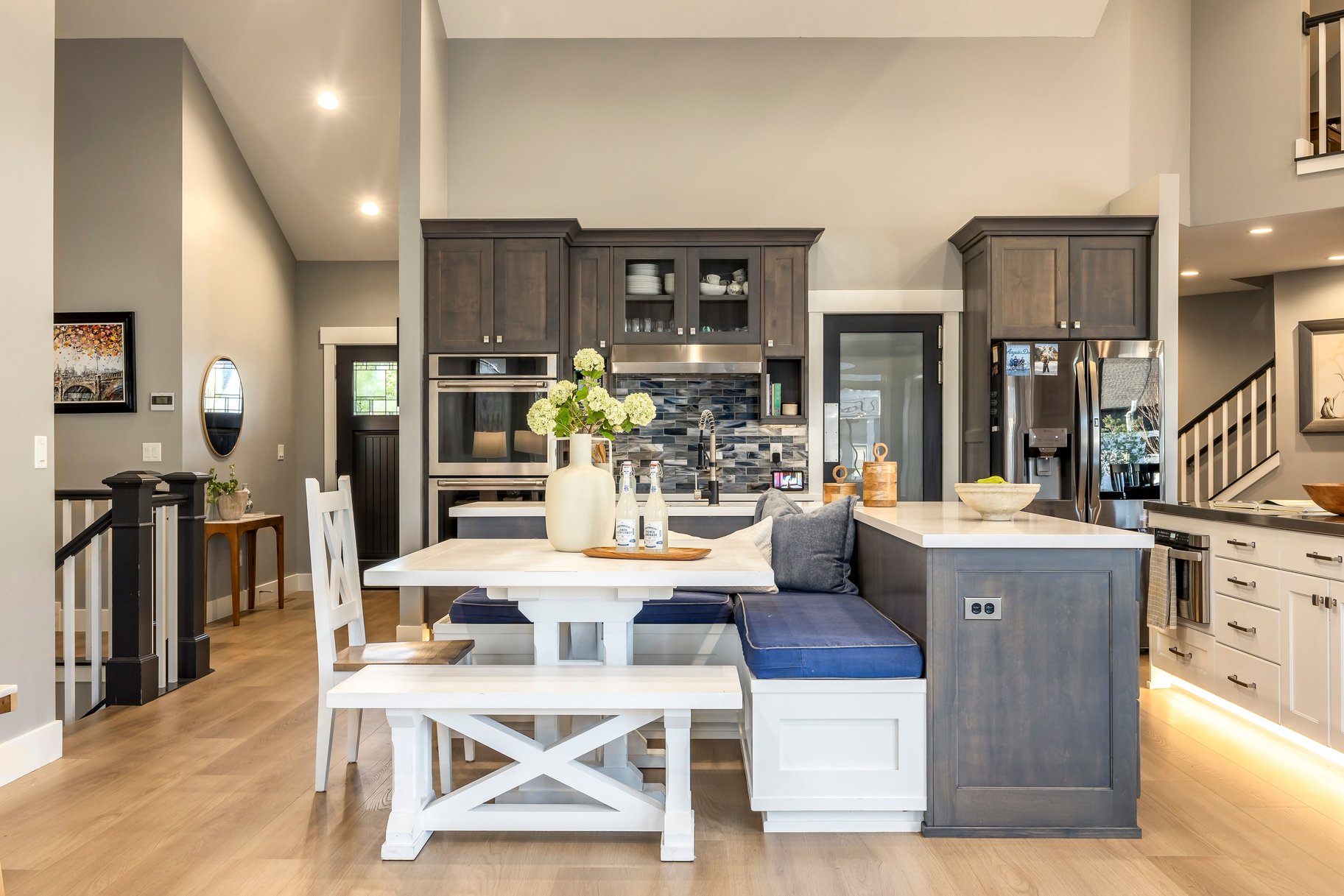  Beautiful Craftsman Rambler With Basement Apartment, Sports Pool and Pool House - 物件實景