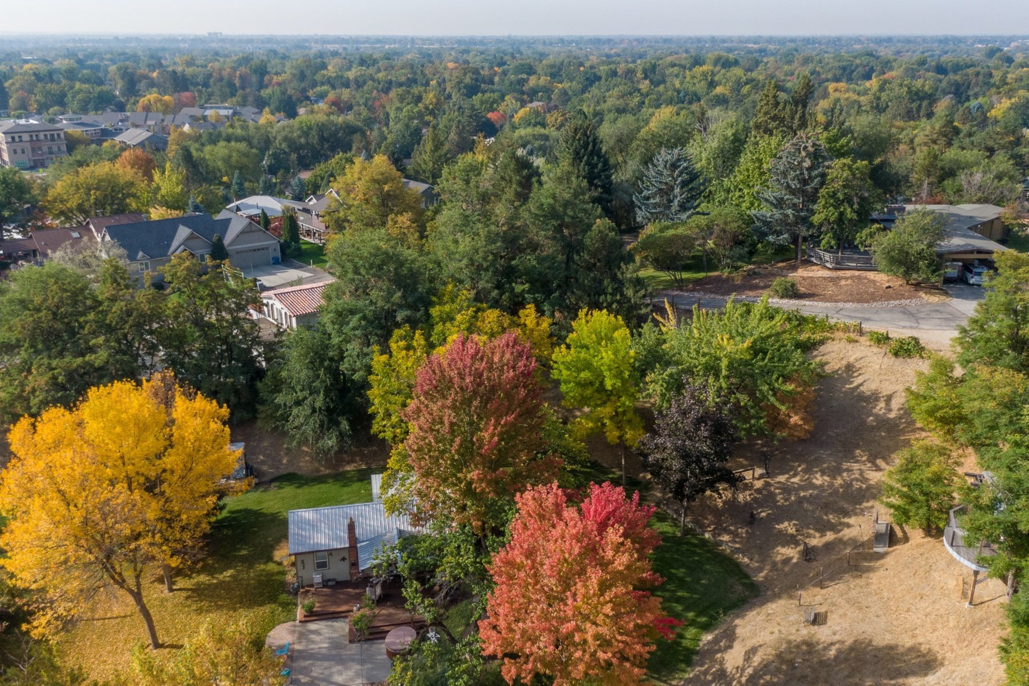  Opportunity to Subdivide - Build Homes With a City & Foothills View - 物件實景