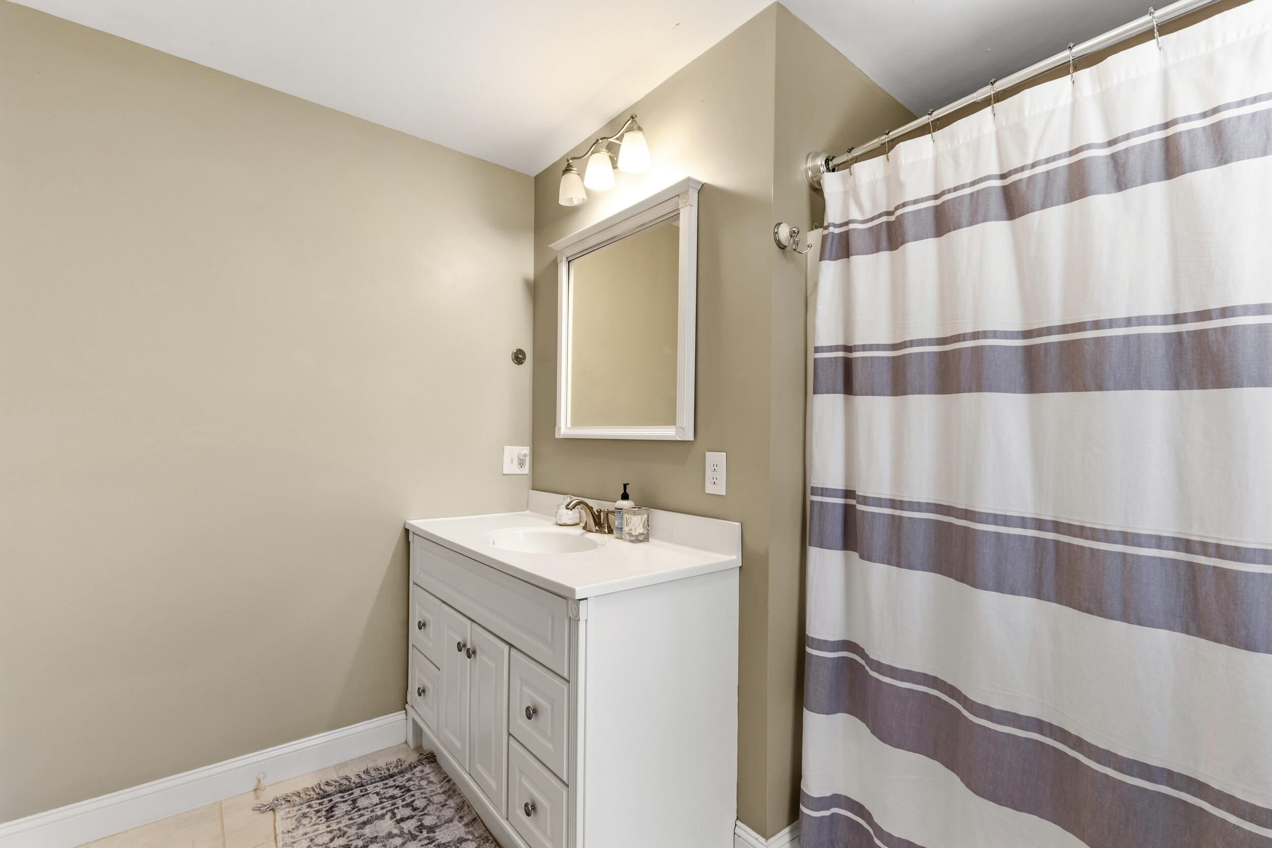 Gray, Maine, 04039, United States, 4 Bedrooms Bedrooms, ,4 BathroomsBathrooms,Residential,For Sale,2035418