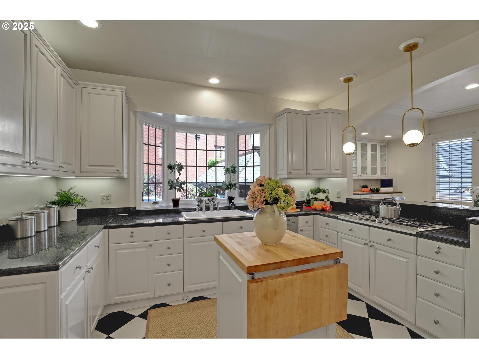 Portland, Oregon, 97205, United States, 4 Bedrooms Bedrooms, ,4 BathroomsBathrooms,Residential,For Sale,1795097