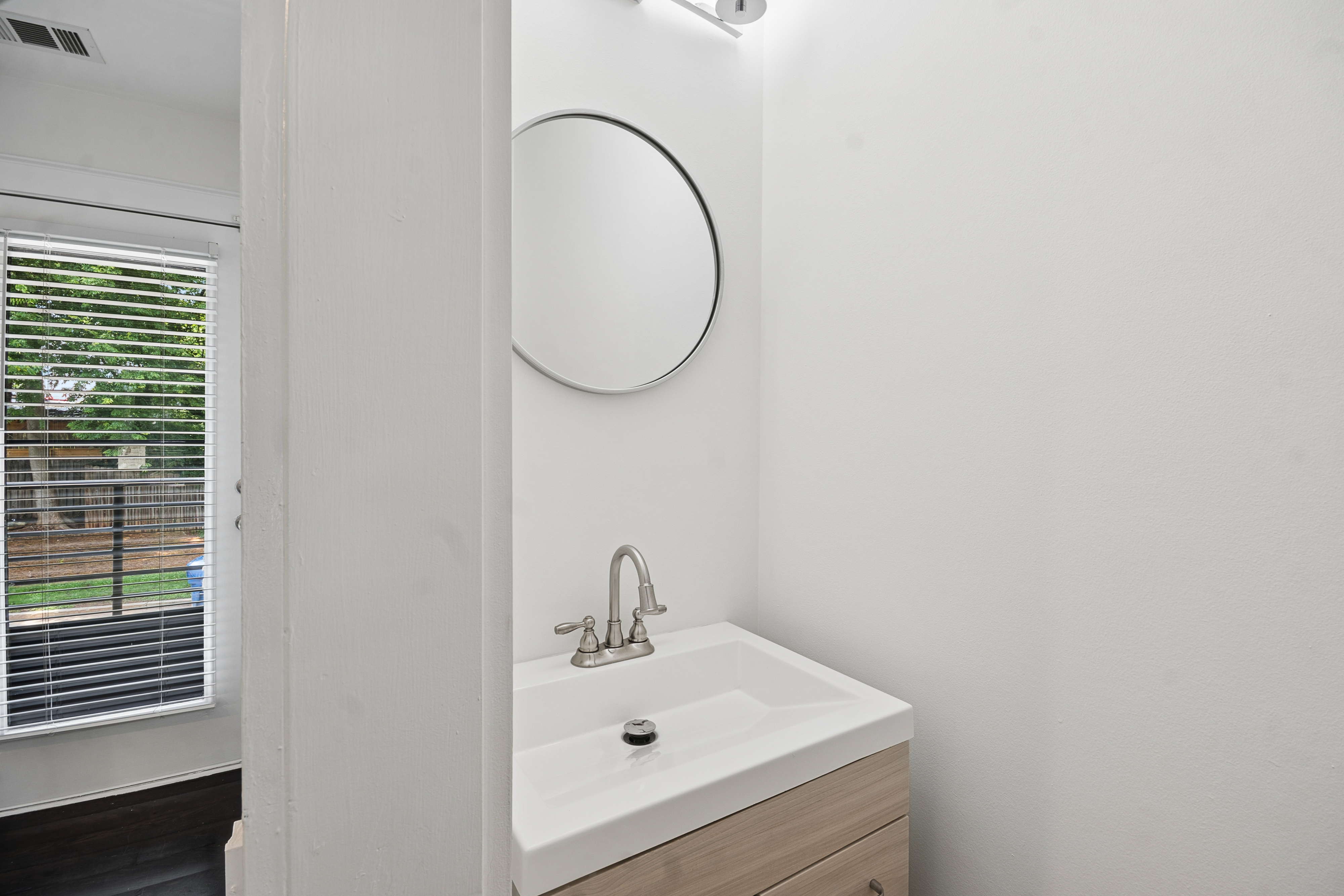  Updated, End-Unit Townhome in the Heart of Edgewood - 物件實景