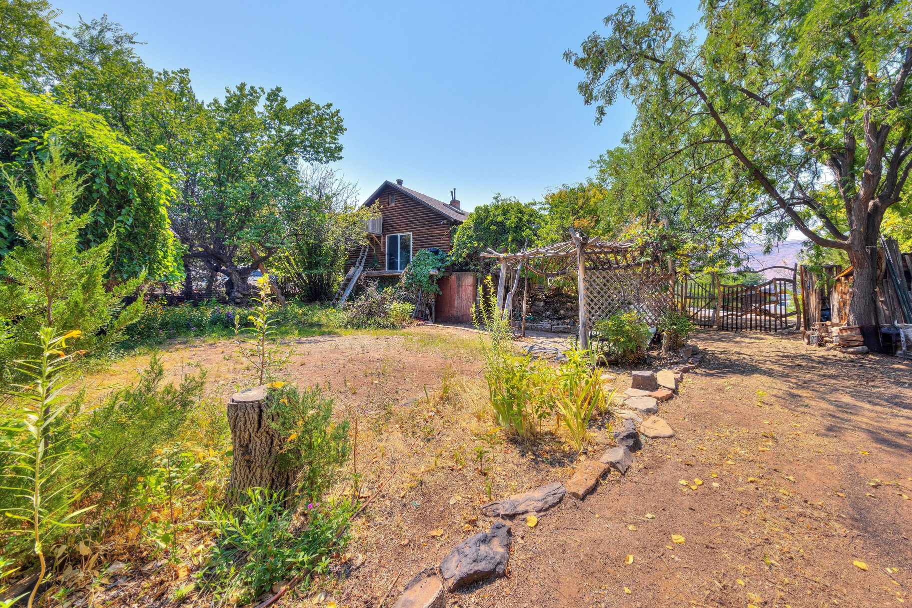  Great Location, Private Backyard & Plenty of Potential - 物件實景