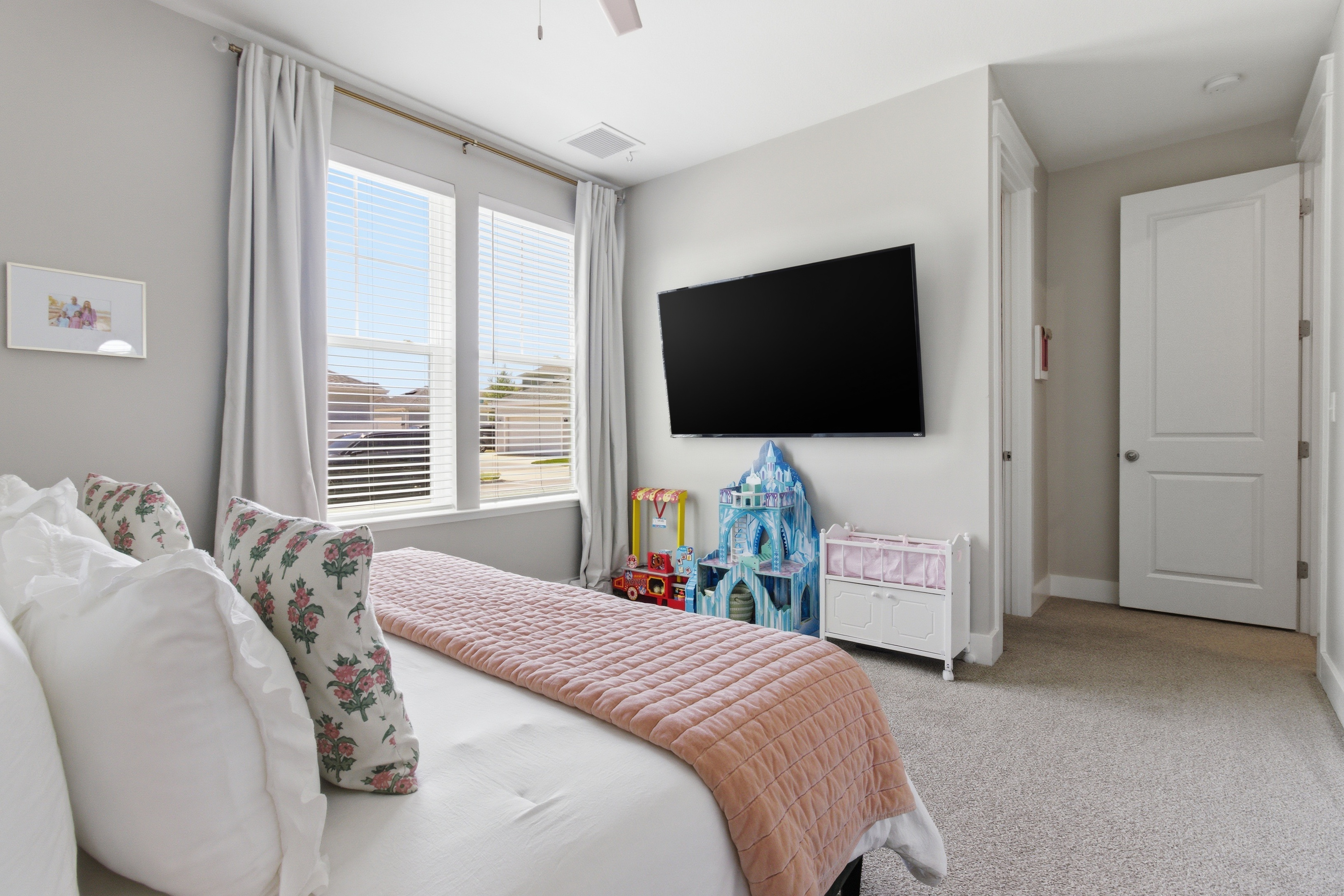  Spacious Corner-Lot Retreat With Flexible Living - 物件實景