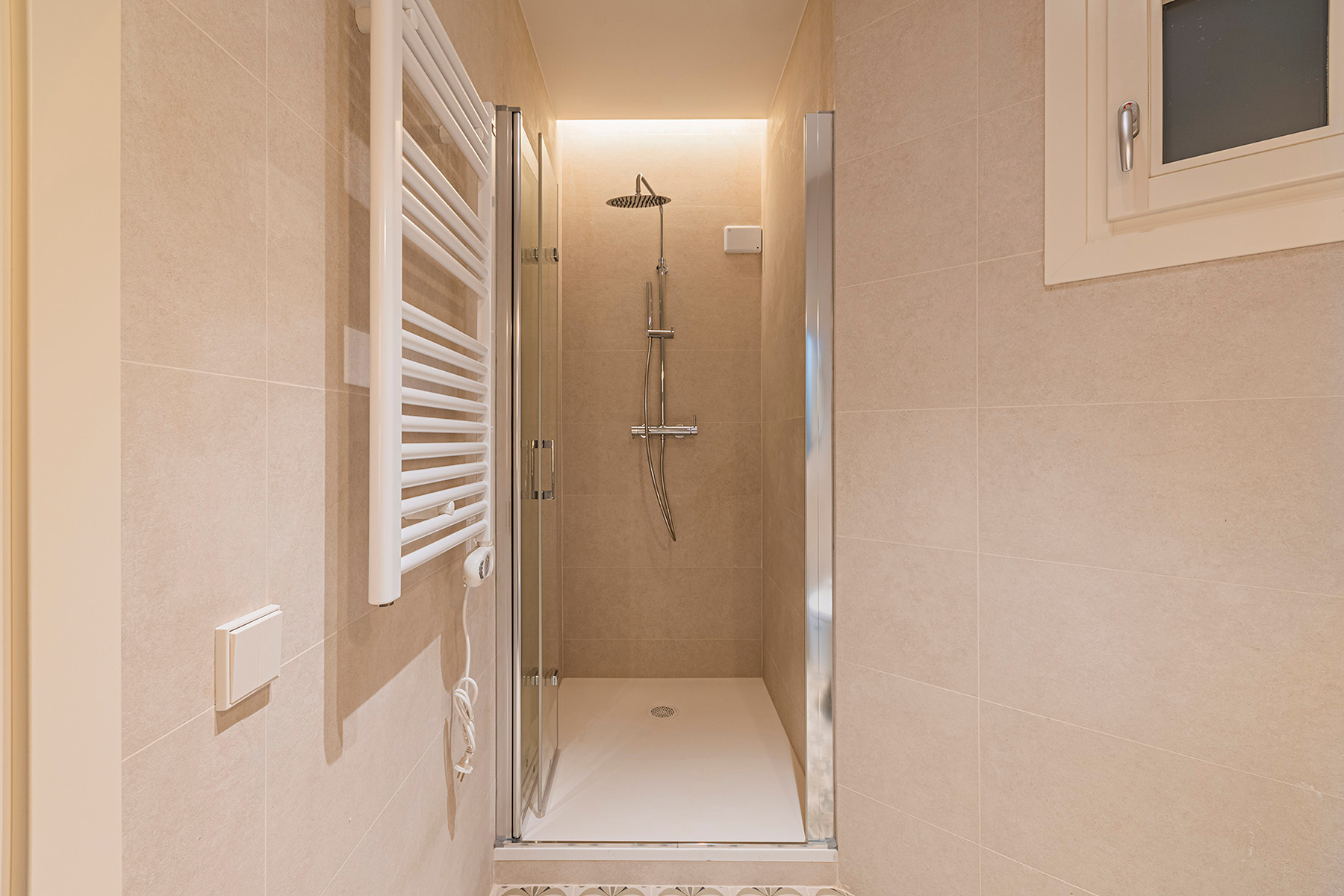  Renovated corner apartment with lots of natural light - 物件實景