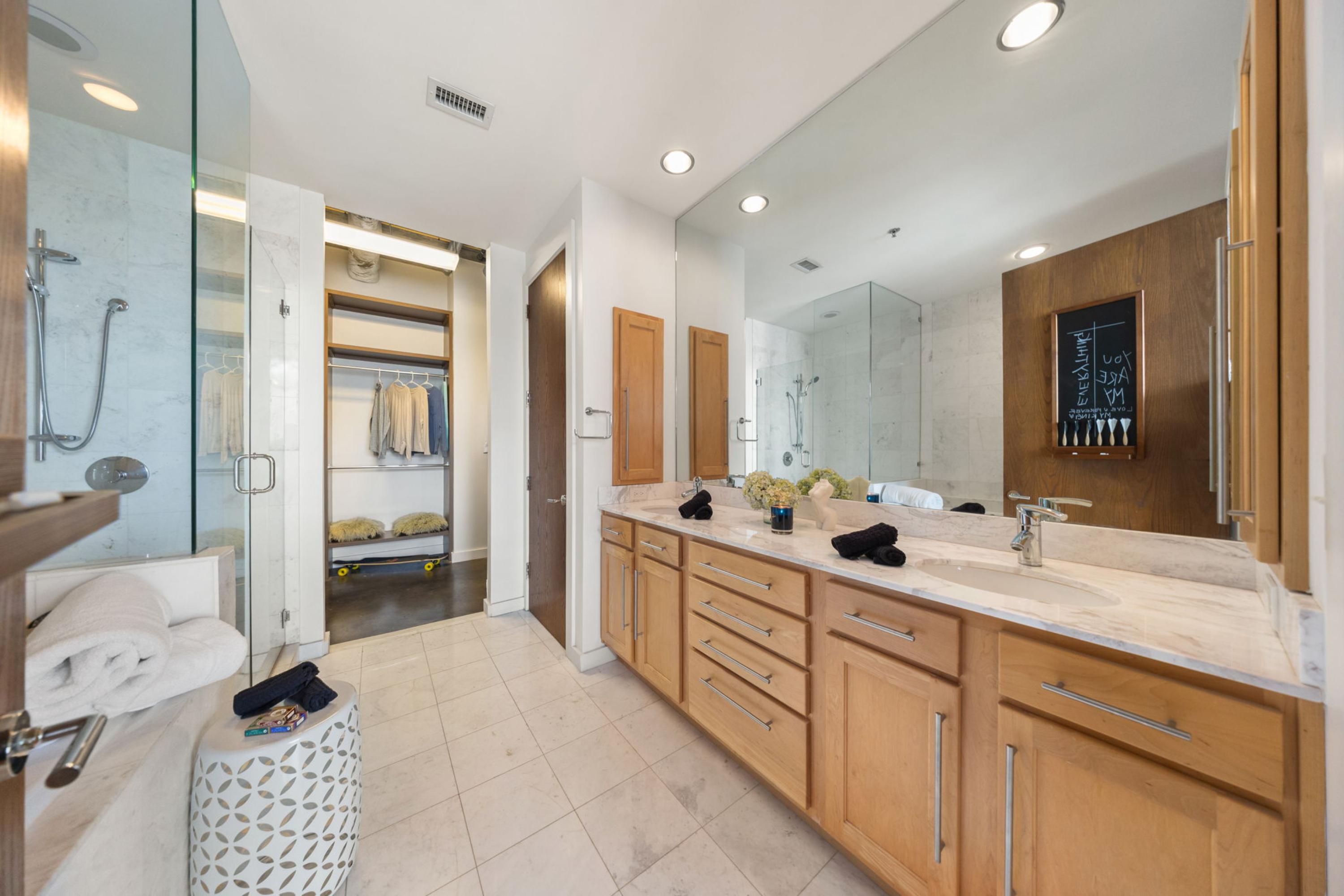  Industrial Sophistication Meets Boutique Loft Living in Downtown Dallas - 物件實景