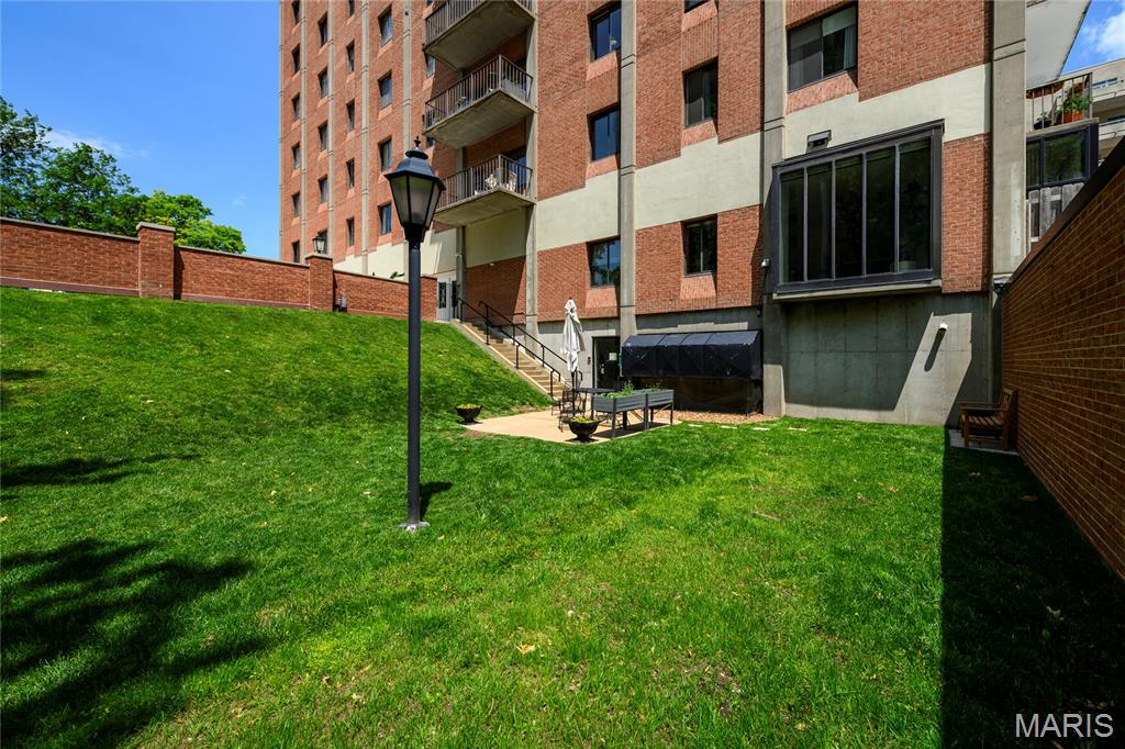 St Louis, Missouri, 63105, United States, 2 Bedrooms Bedrooms, ,2 BathroomsBathrooms,Residential,For Sale,1828450