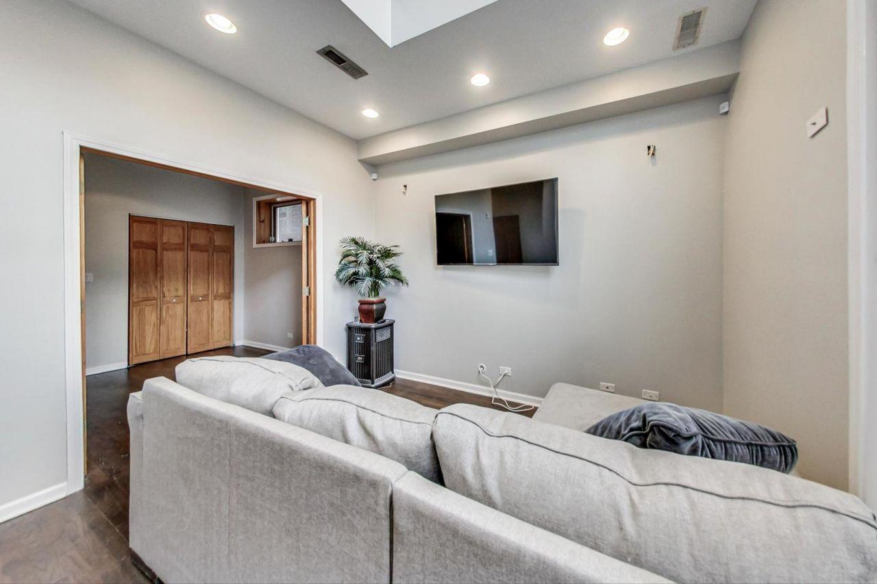 Chicago, Illinois, 60622, United States, 3 Bedrooms Bedrooms, ,3 BathroomsBathrooms,Residential,For Sale,1794202