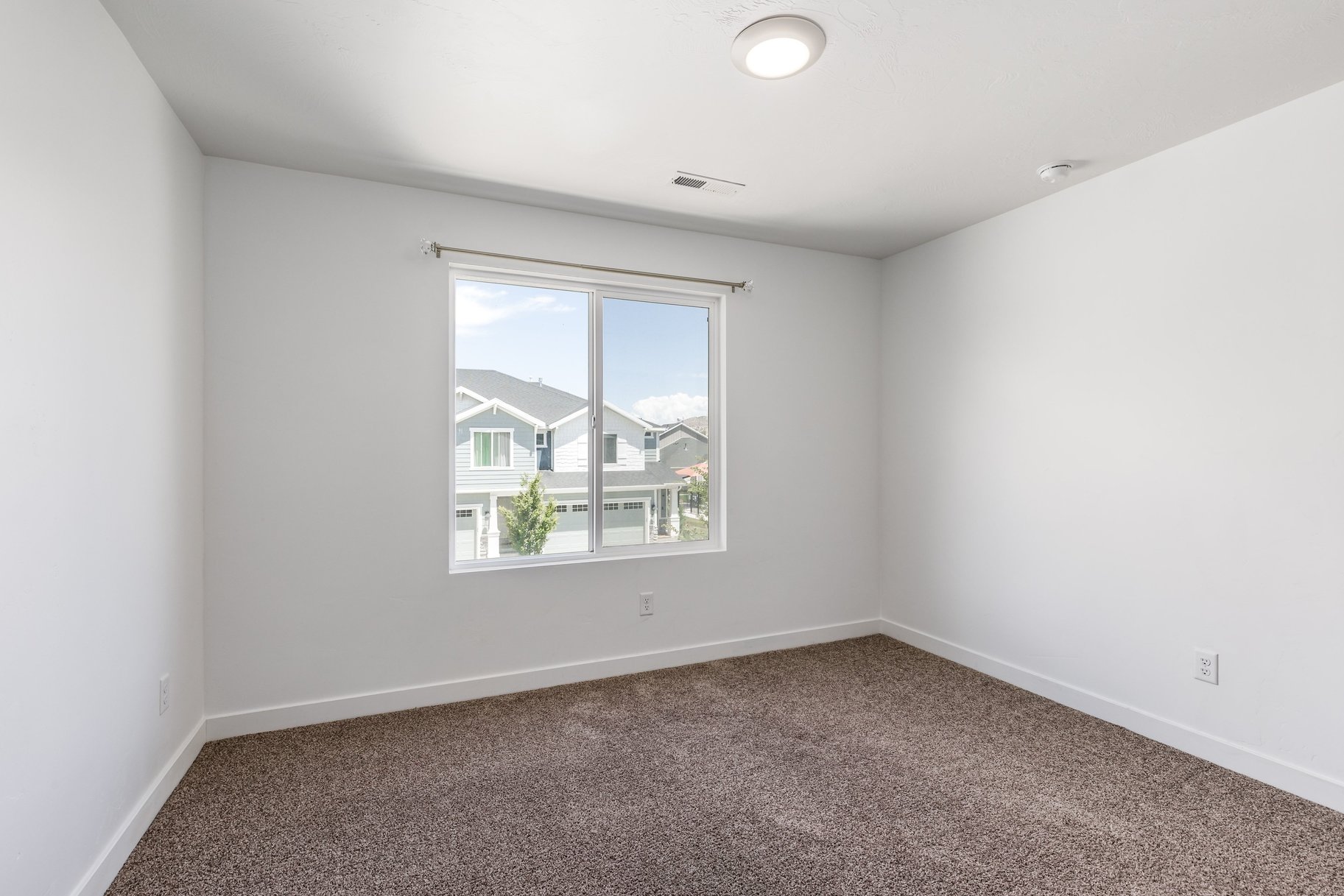  Move-In Ready  Appliances Included  Walk-In Closets in Every Bedroom - 物件實景