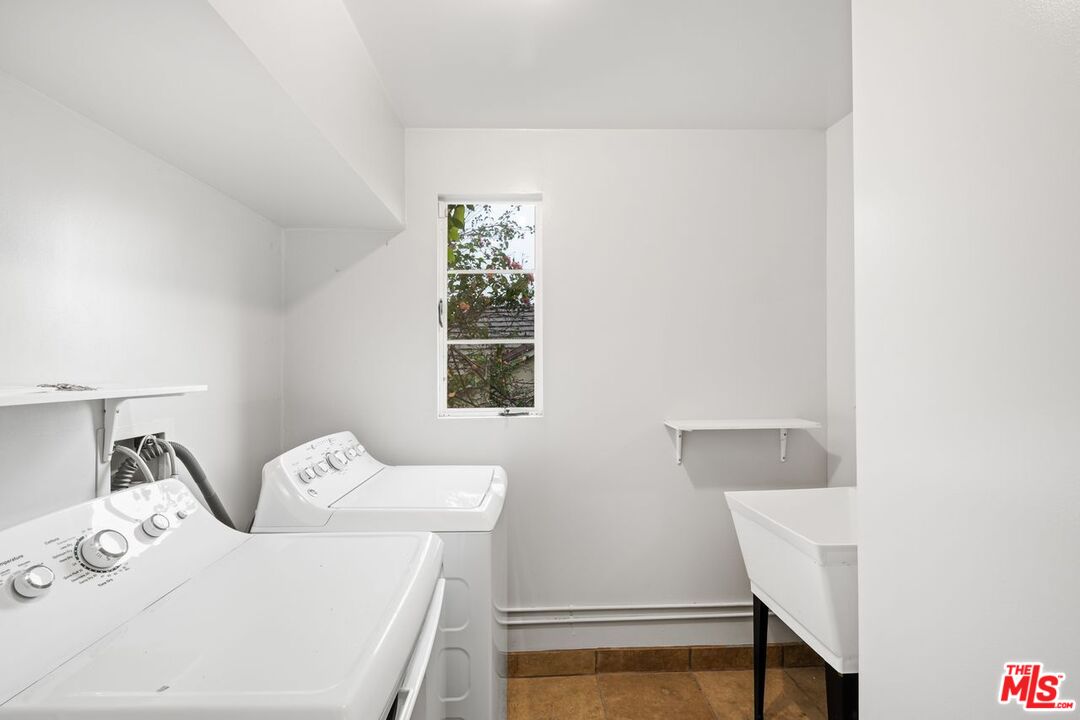 Los Angeles, California, 90027, United States, 4 Bedrooms Bedrooms, ,4 BathroomsBathrooms,Residential,For Sale,1898914