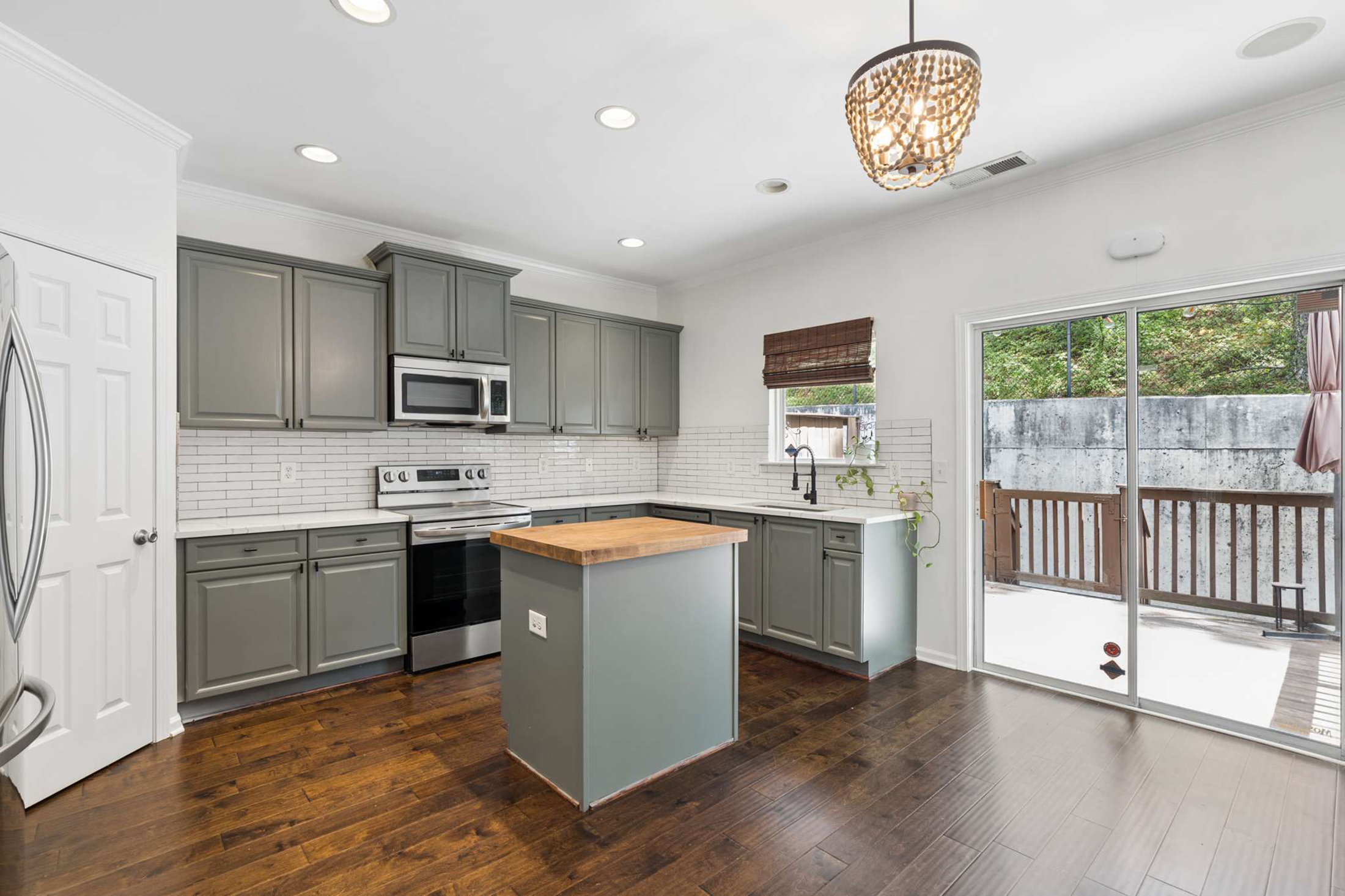  Beautifully Renovated Townhome in the Gated Liberty Park Community - 物件實景