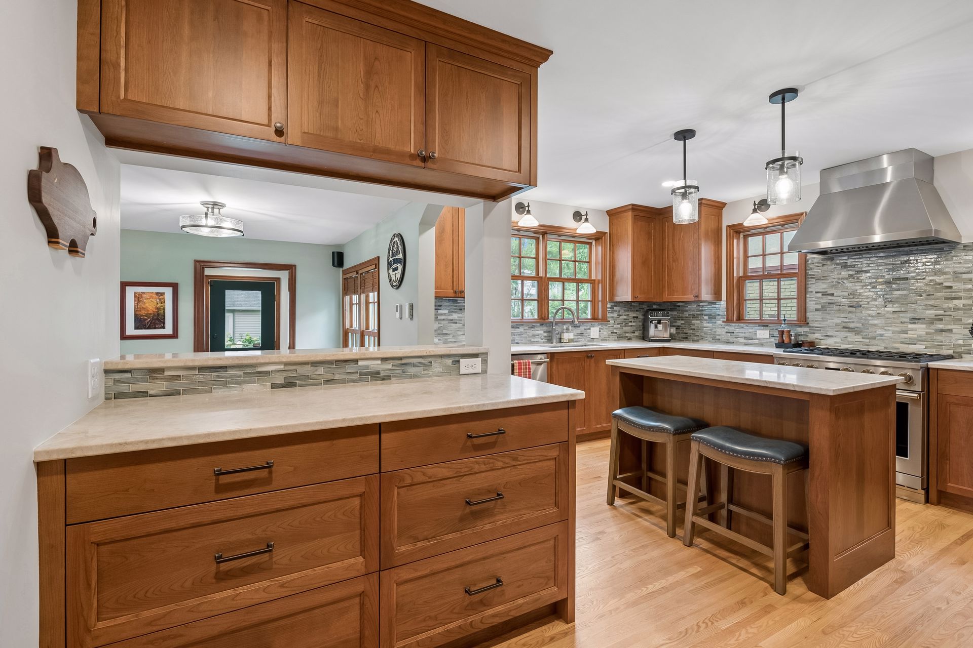  Thoughtfully Updated Tudor on a Rare Oversized Lot - 物件實景