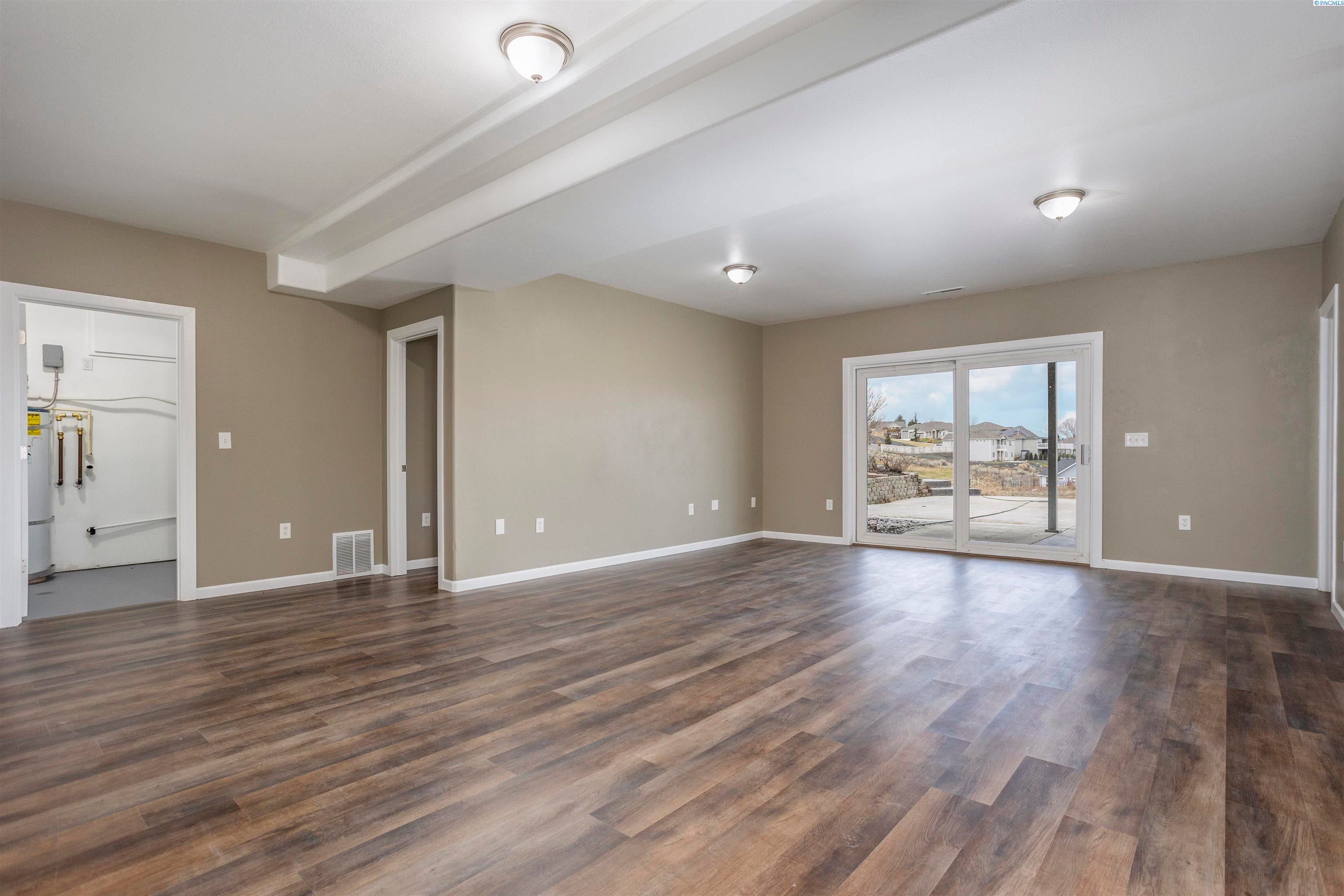 West Richland, Washington, 99353, United States, 5 Bedrooms Bedrooms, ,3 BathroomsBathrooms,Residential,For Sale,1923424