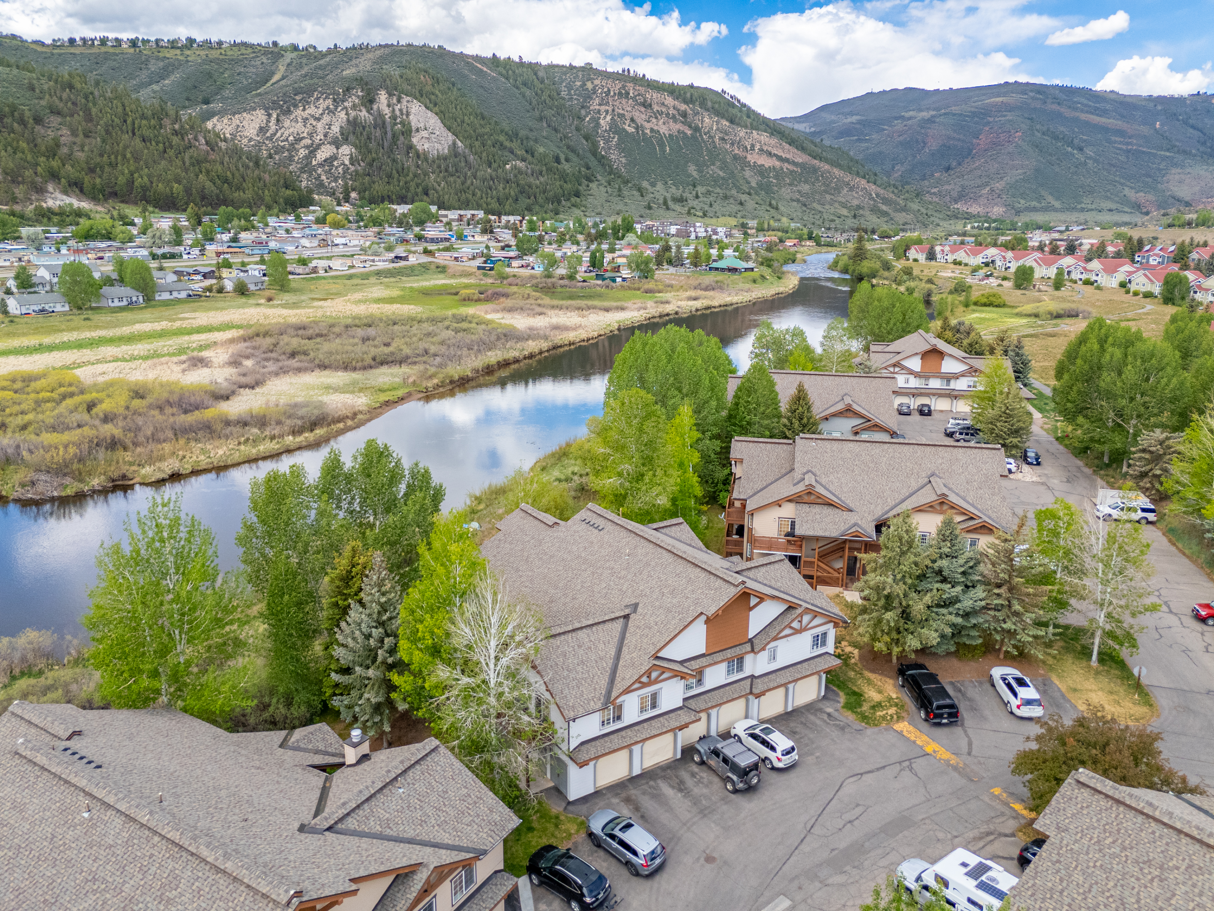  South-Facing End-Unit Residence With Beautiful River and Mountain views - 物件實景