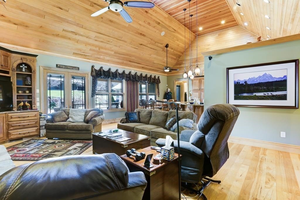 Hayesville, North Carolina, 28904, United States, 4 Bedrooms Bedrooms, ,4 BathroomsBathrooms,Residential,For Sale,1879650