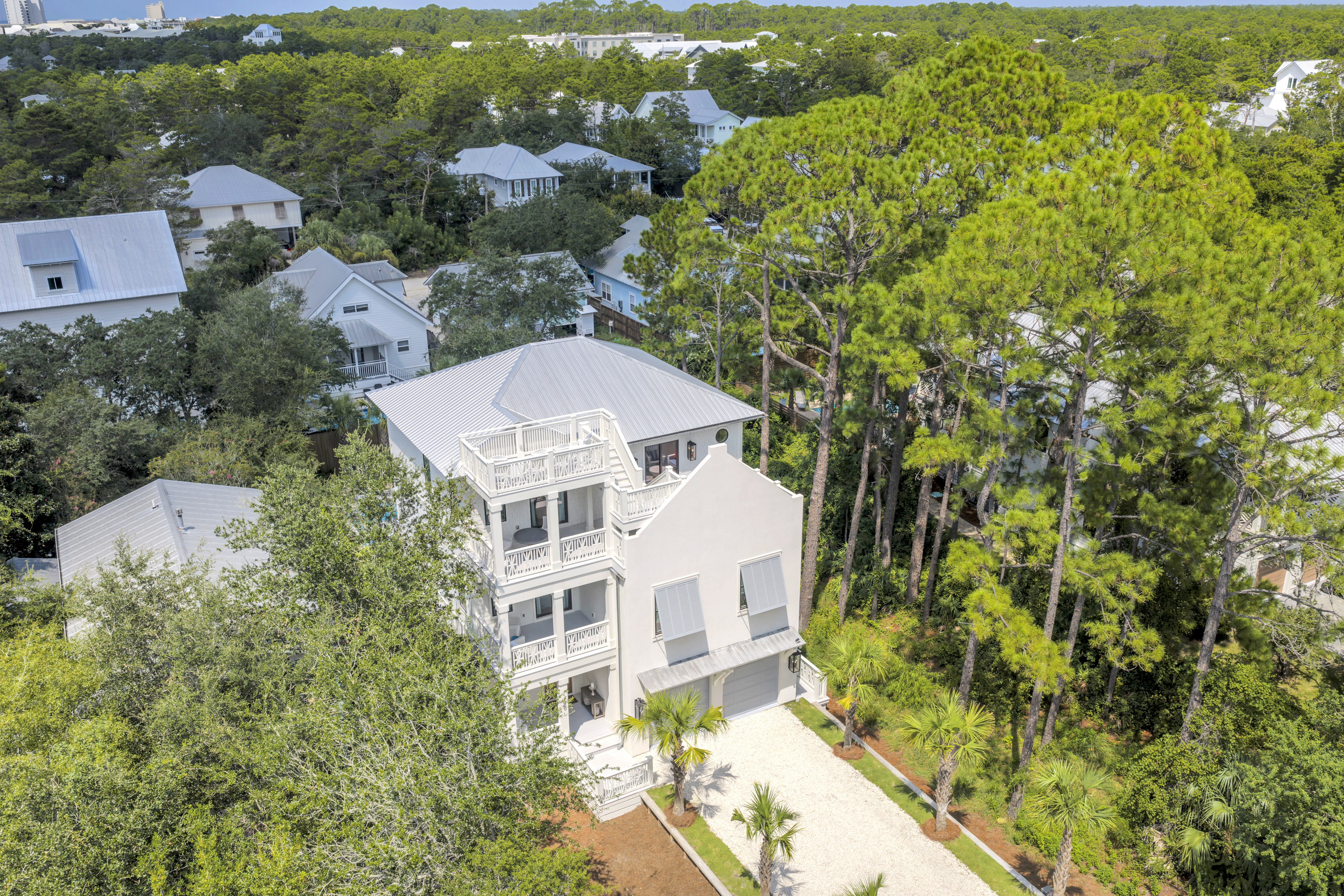  Custom Coastal Home With Private Pool And Expansive Outdoor Living - 物件實景