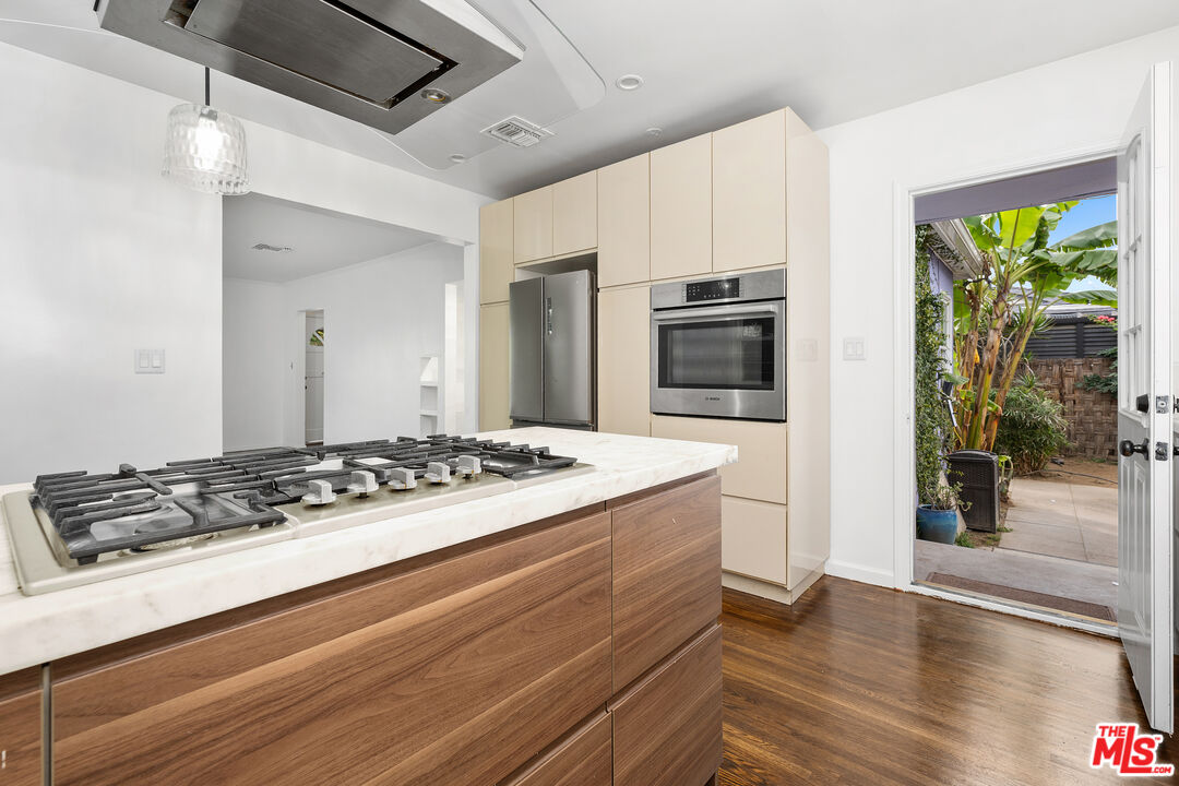 Los Angeles, California, 90066, United States, 3 Bedrooms Bedrooms, ,1 BathroomBathrooms,Residential,For Sale,1998218