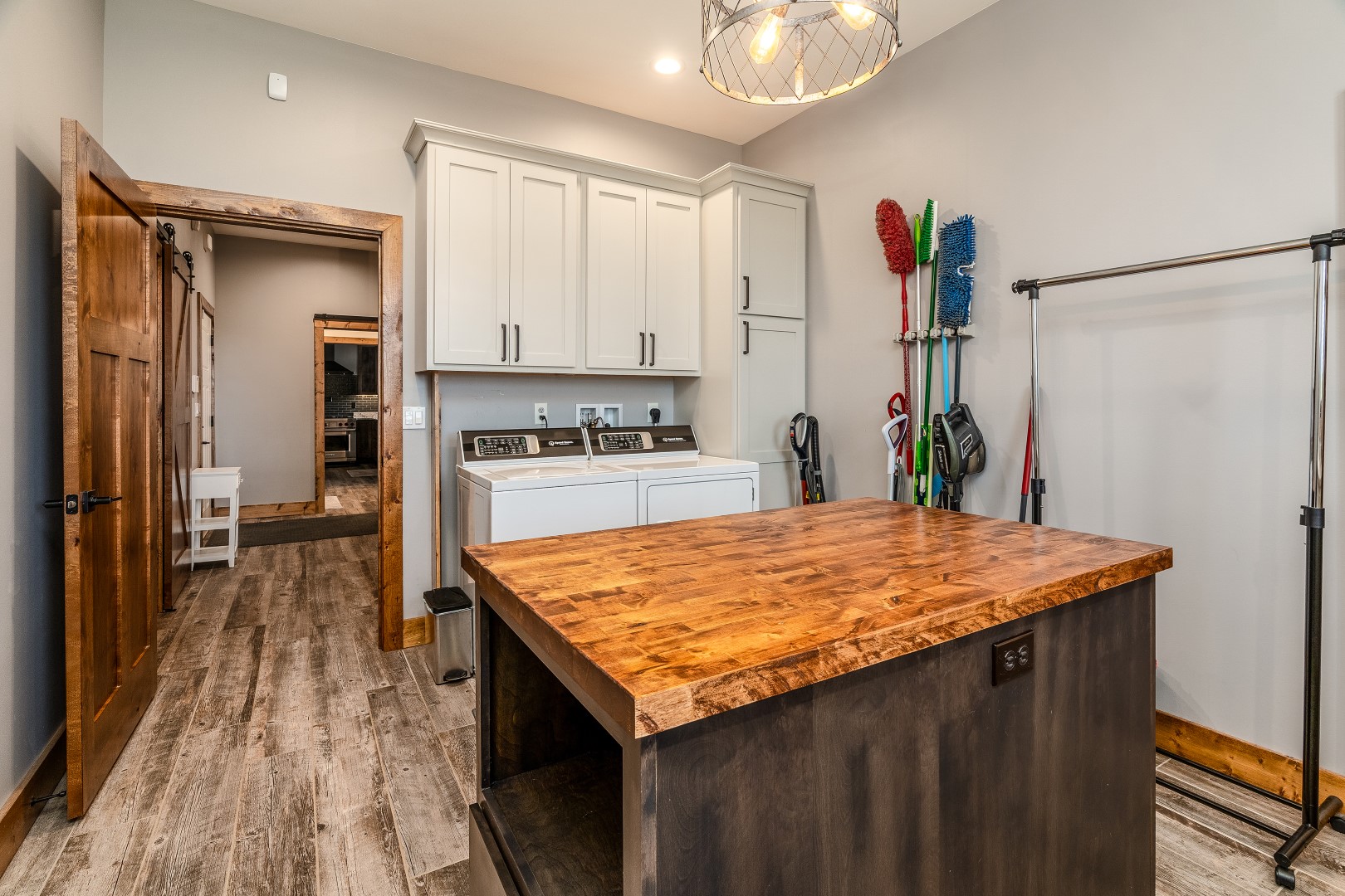 Carbondale, Illinois, 62902, United States, 3 Bedrooms Bedrooms, ,8 BathroomsBathrooms,Residential,For Sale,1986074