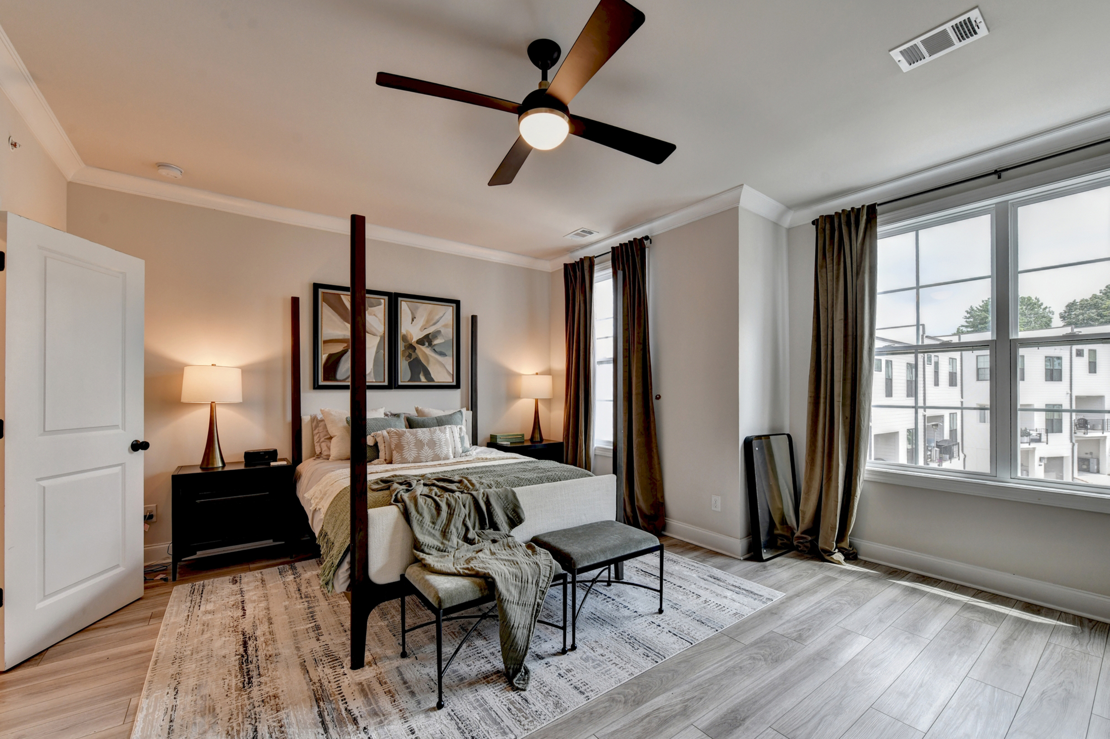  Welcome Home to this Magnificent Three-Story Townhome - 物件實景