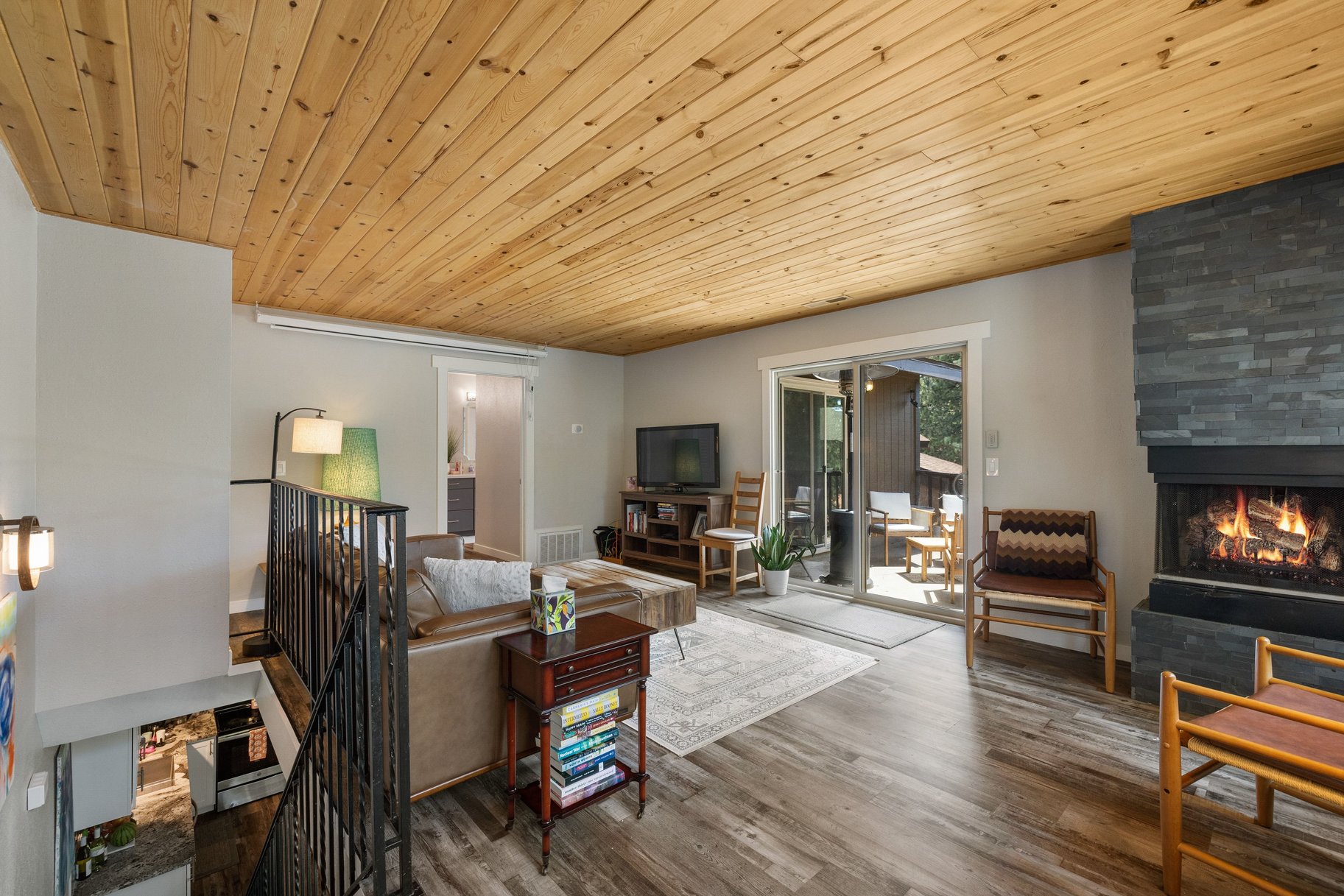  Expansive Nevada-Side Tahoe Retreat in Coveted Lake Village Setting - 物件實景