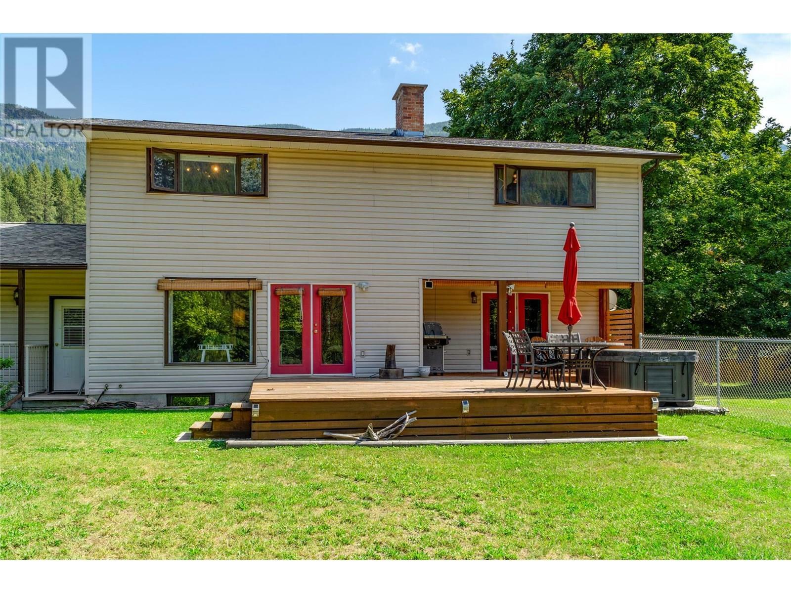 CASTLEGAR, British Columbia, V1N 4S6, CA, 4 Bedrooms Bedrooms, ,3 BathroomsBathrooms,Residential,For Sale,1859816