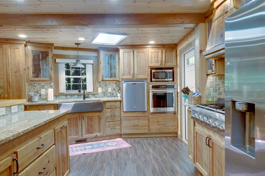 Hiawassee, Georgia, 30546, United States, 2 Bedrooms Bedrooms, ,3 BathroomsBathrooms,Residential,For Sale,1920293