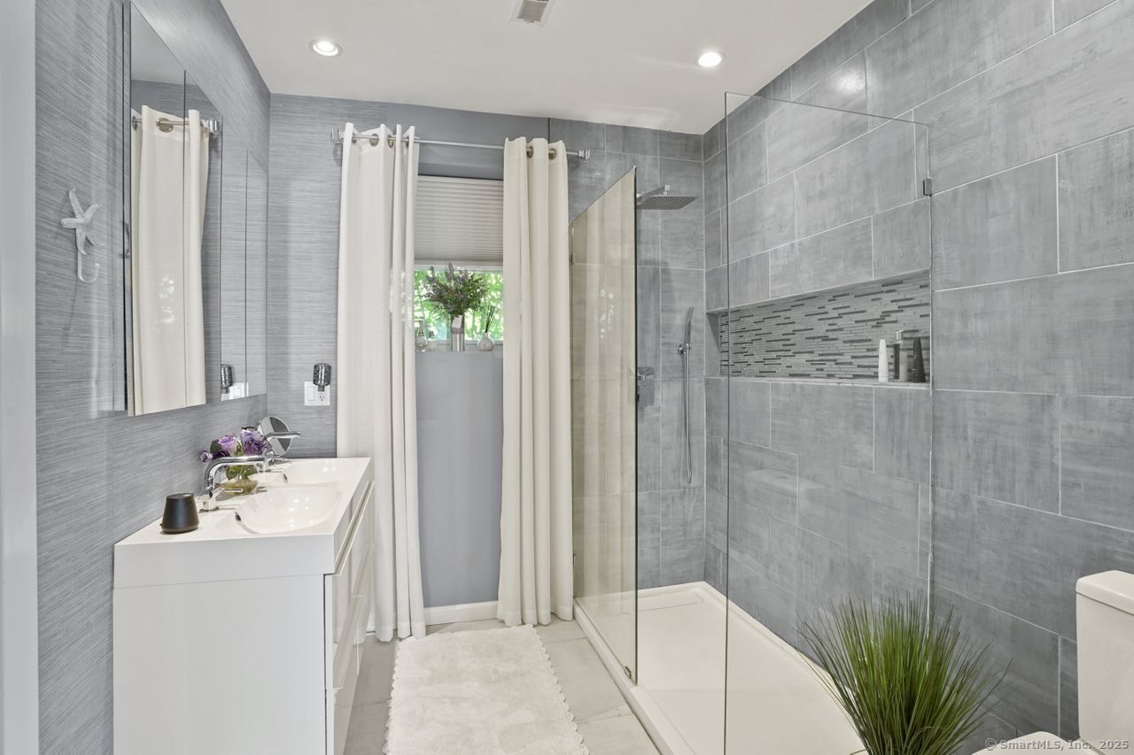 Redding, Connecticut, 06896, United States, 2 Bedrooms Bedrooms, ,1 BathroomBathrooms,Residential,For Sale,1920127