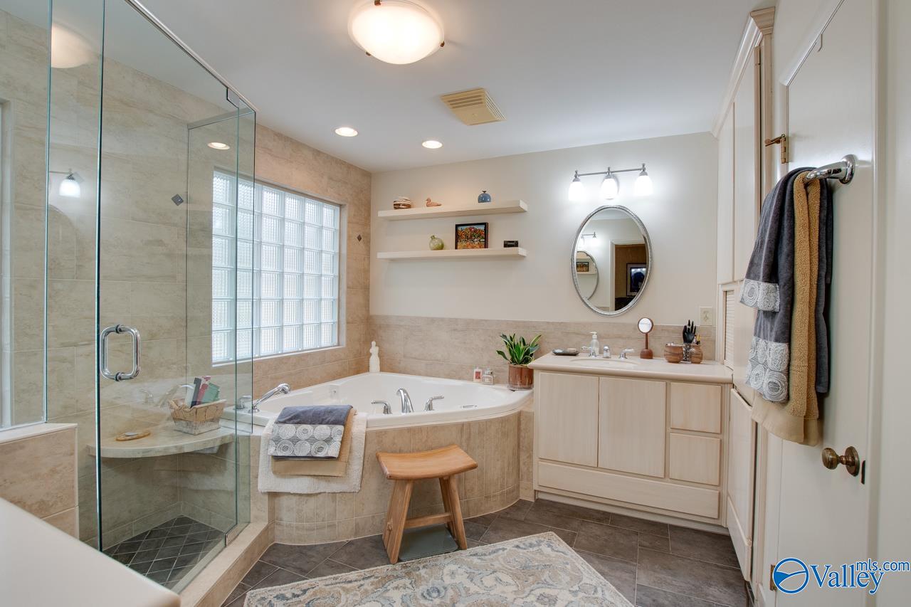 Huntsville, Alabama, 35802, United States, 4 Bedrooms Bedrooms, ,3 BathroomsBathrooms,Residential,For Sale,1996738