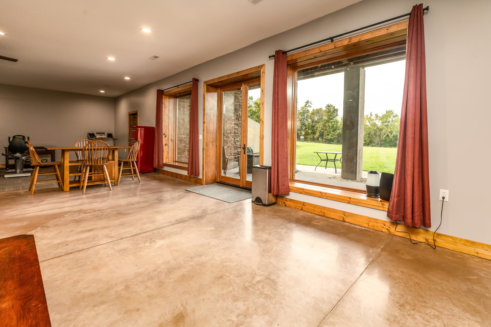 Carbondale, Illinois, 62902, United States, 3 Bedrooms Bedrooms, ,8 BathroomsBathrooms,Residential,For Sale,1986074